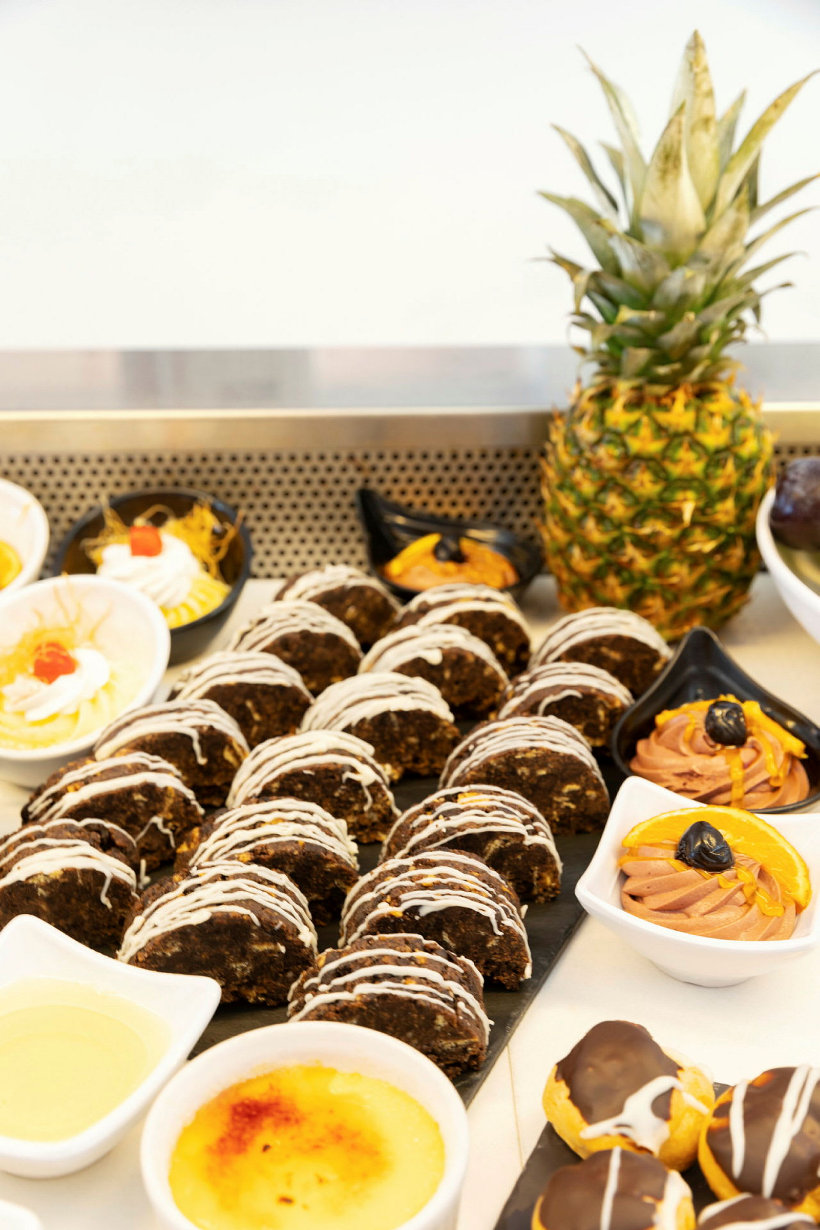 Dekorativ dessert med chokladbakverk, frukt och vaniljpudding. (AI-genererad text)