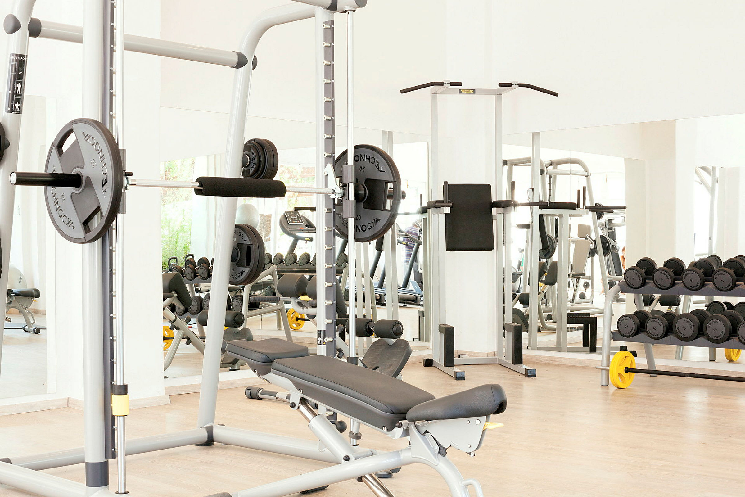 Ett gym med träningsutrustning som vikter och maskiner. (AI-genererad text)