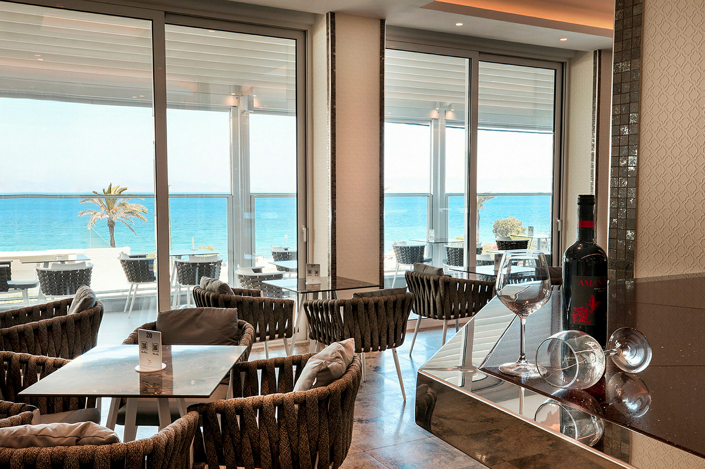 Interiör av en restaurang med utsikt över havet. (AI-genererad text)