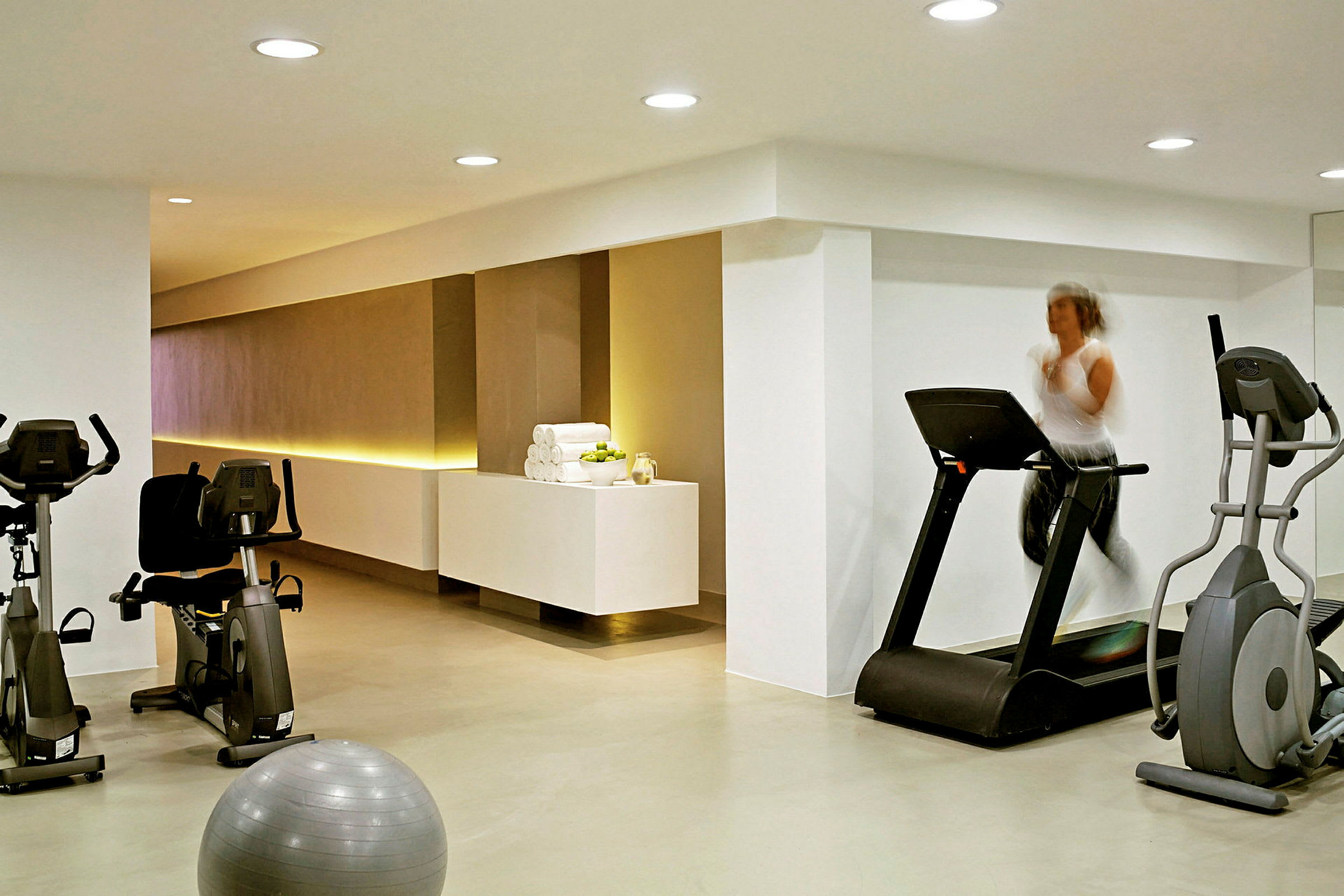 Ett gym med träningsmaskiner och en pilatesboll. (AI-genererad text)