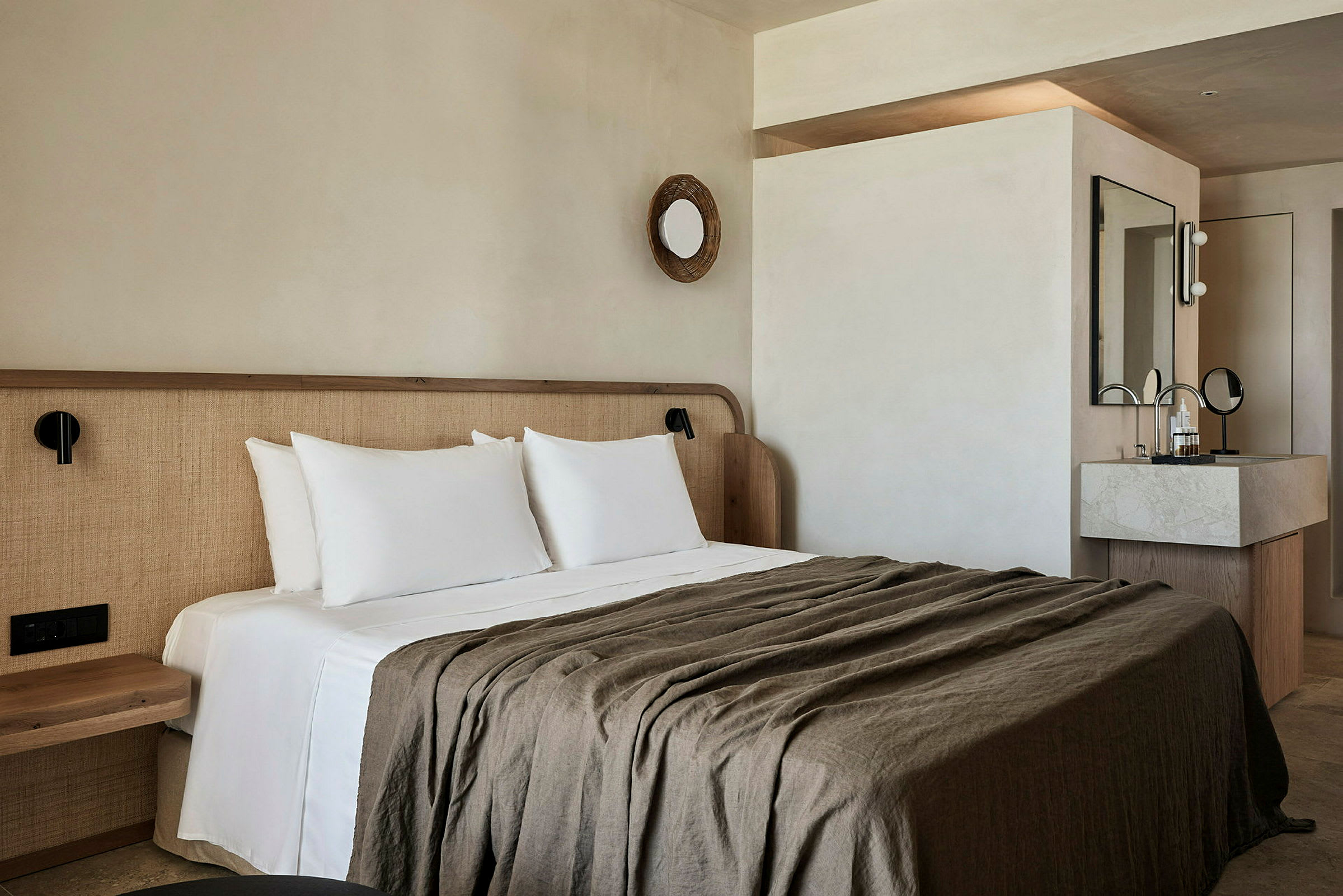 Hotellrum med en dubbelsäng, vit sängklädsel, och ett modernt badrum. (AI-genererad text)