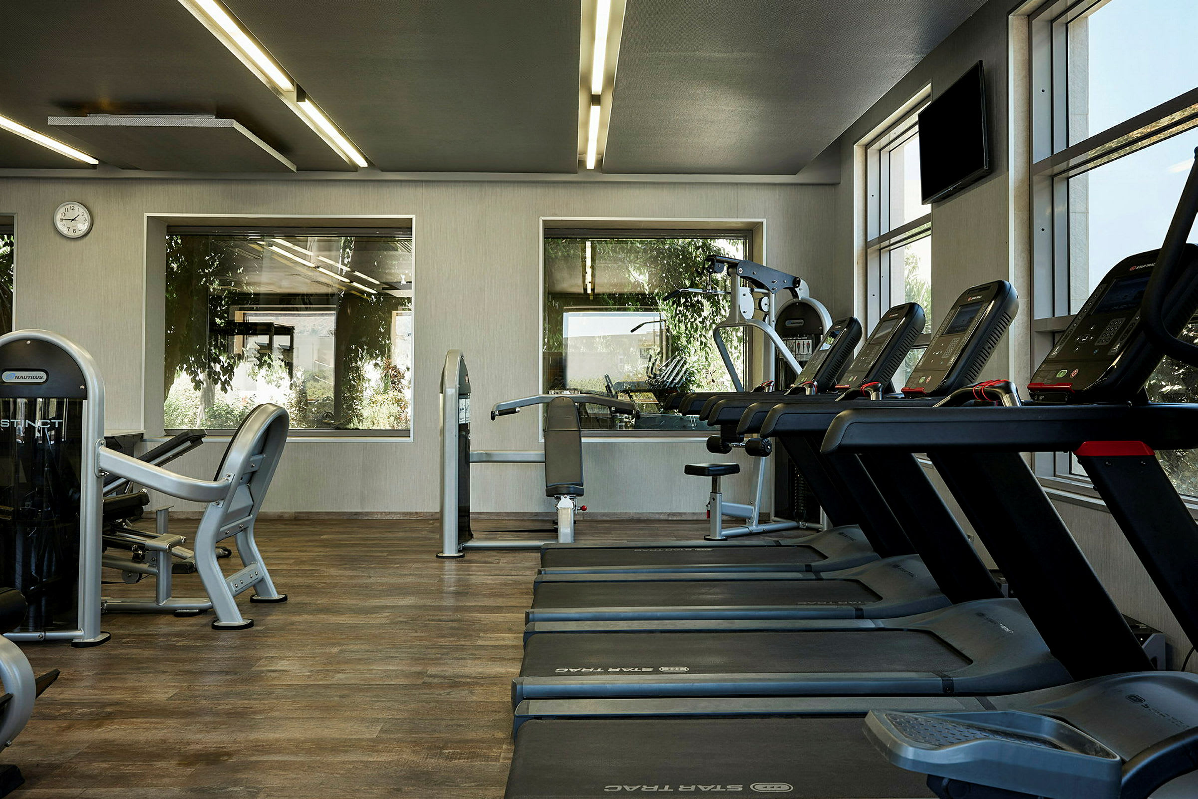 Gym med träningsmaskiner och löpband. (AI-genererad text)