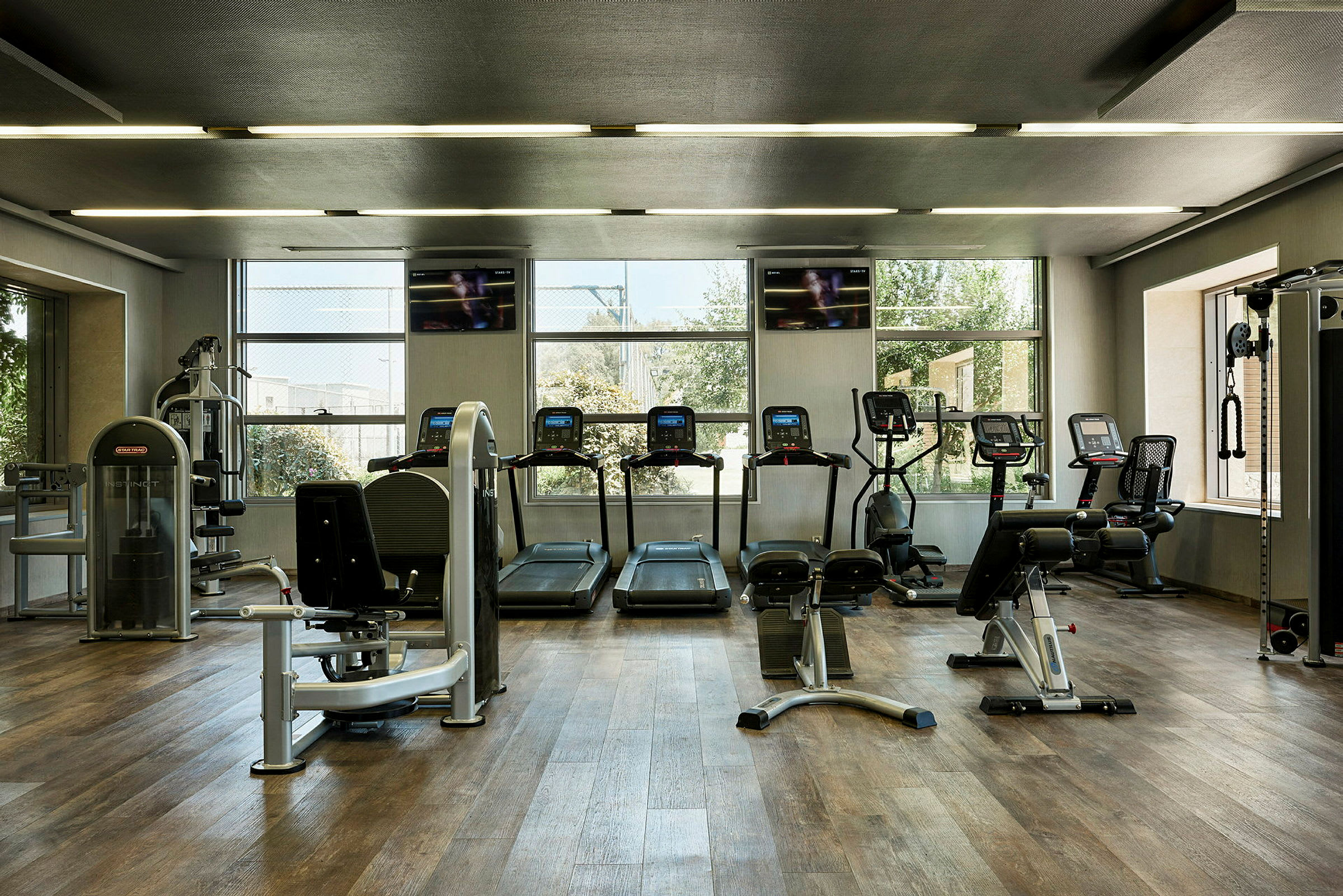 Ett gym med träningsmaskiner och löpband. (AI-genererad text)