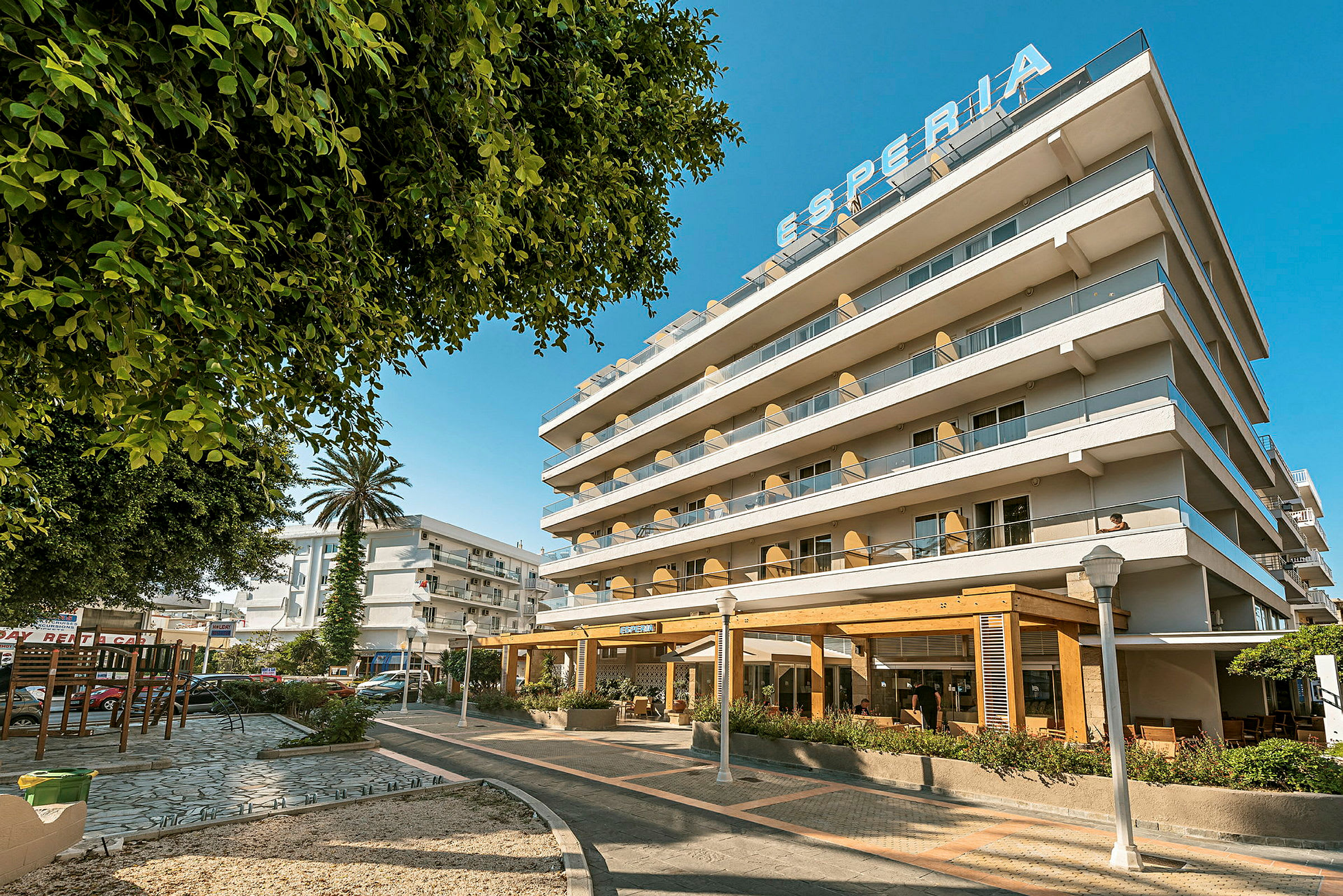 En fler våningsbyggnad med namnet Esperia och omgivningar. (AI-genererad text)