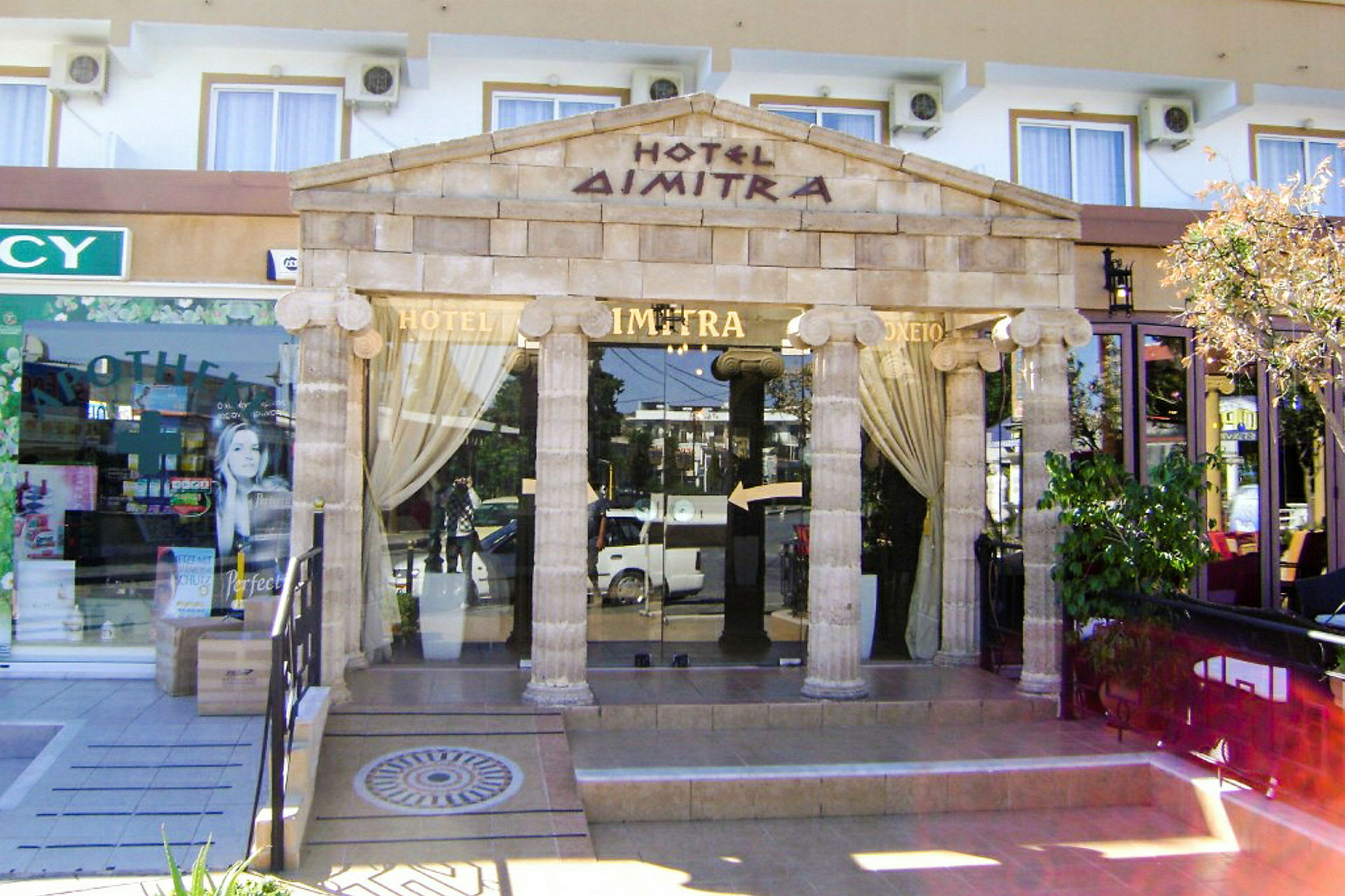Hotell Dimitra med antikinspirerad entré. (AI-genererad text)