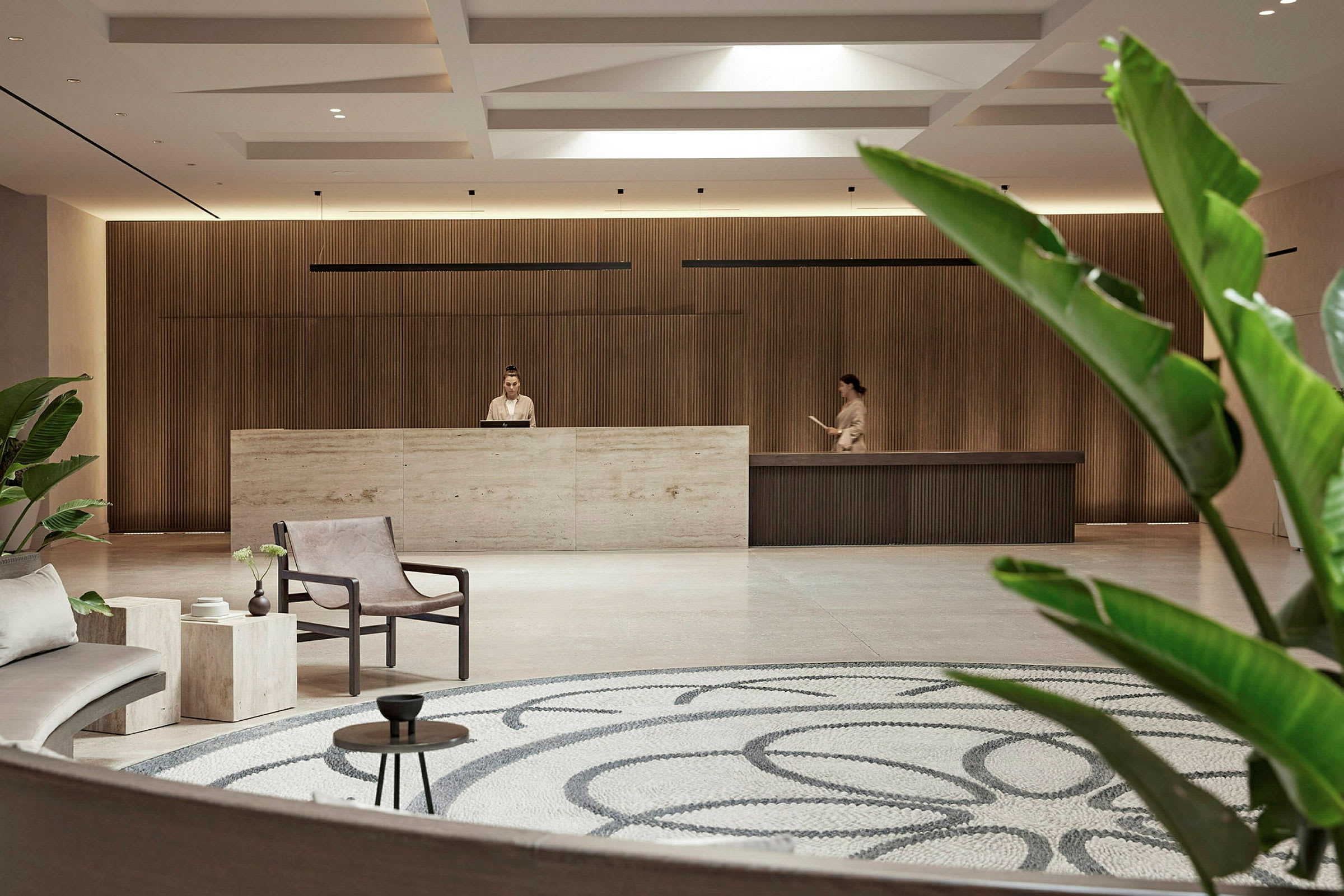 Reception med modern inredning omgiven av gröna växter. (AI-genererad text)