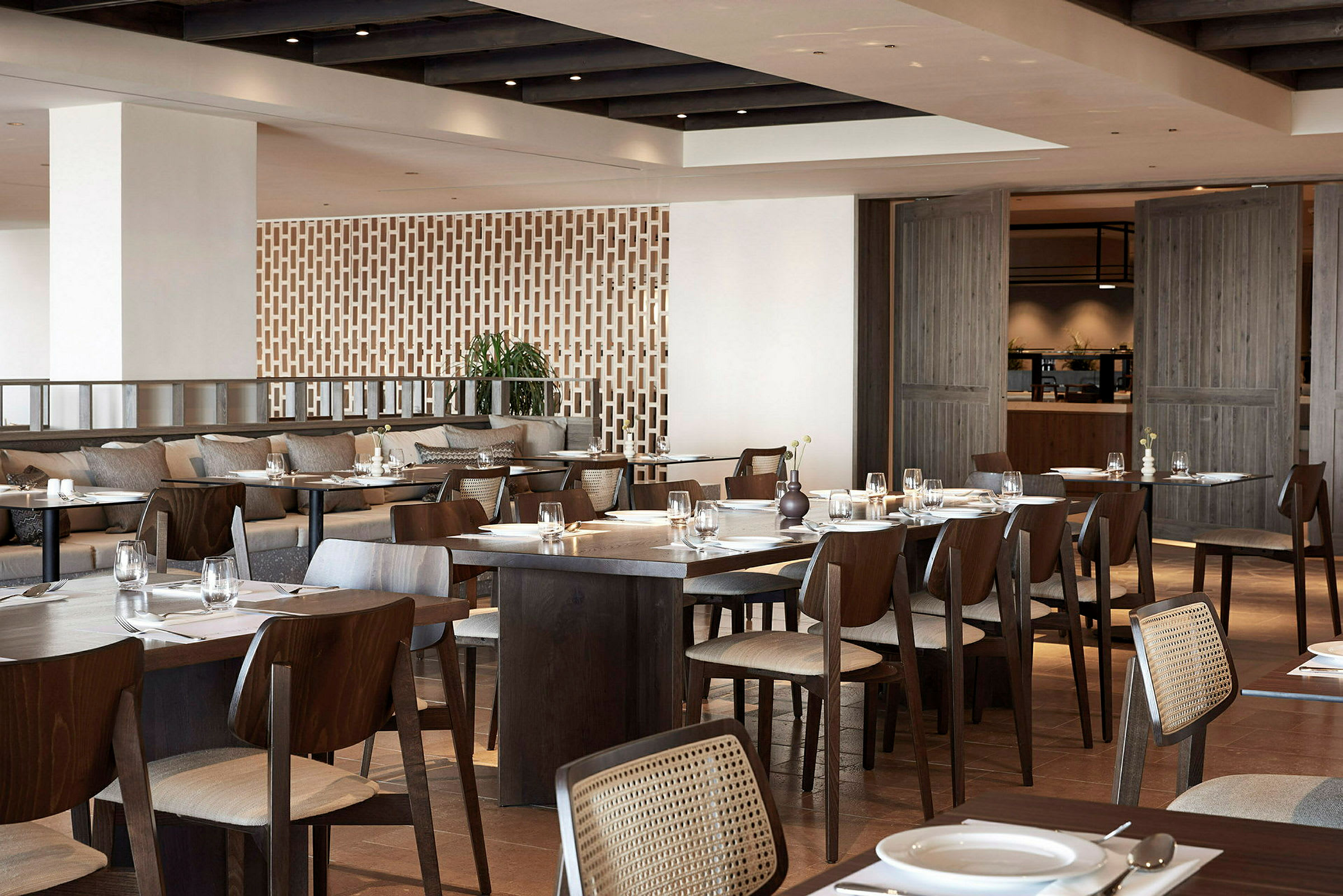 Inredd restaurang med matbord och stolar. (AI-genererad text)