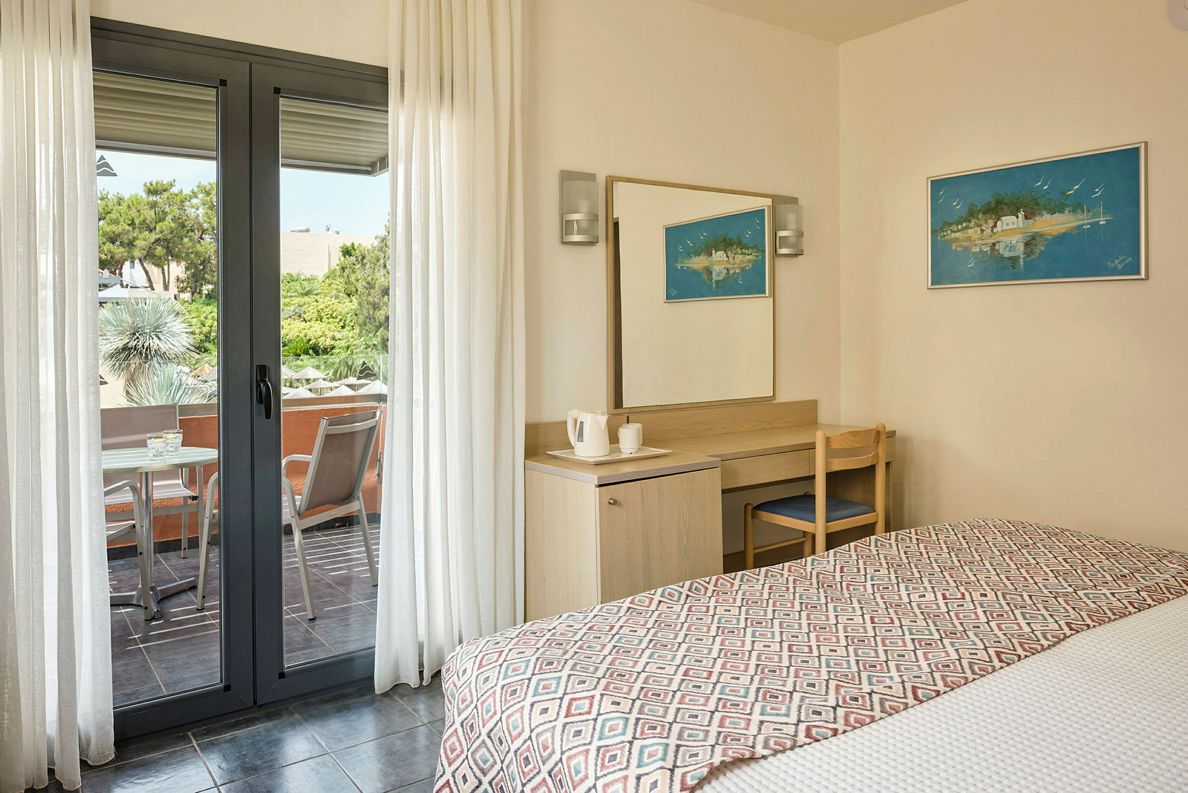 Hotellrum med säng, skrivbord och utgång till balkong. (AI-genererad text)