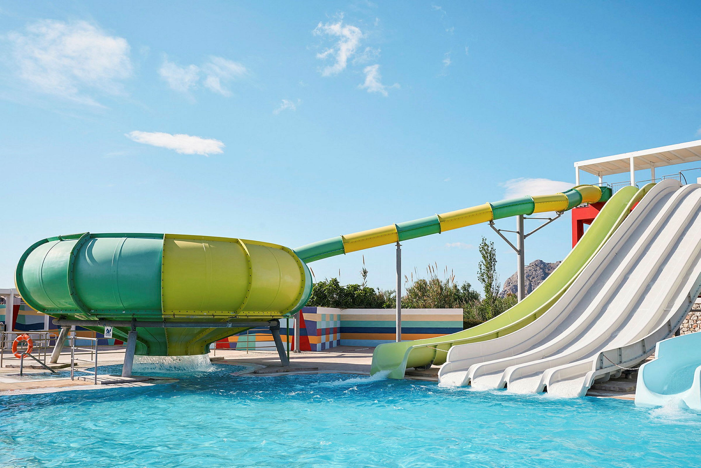 Bild av en vattenslidepark med olika vattenrutschkanor. (AI-genererad text)
