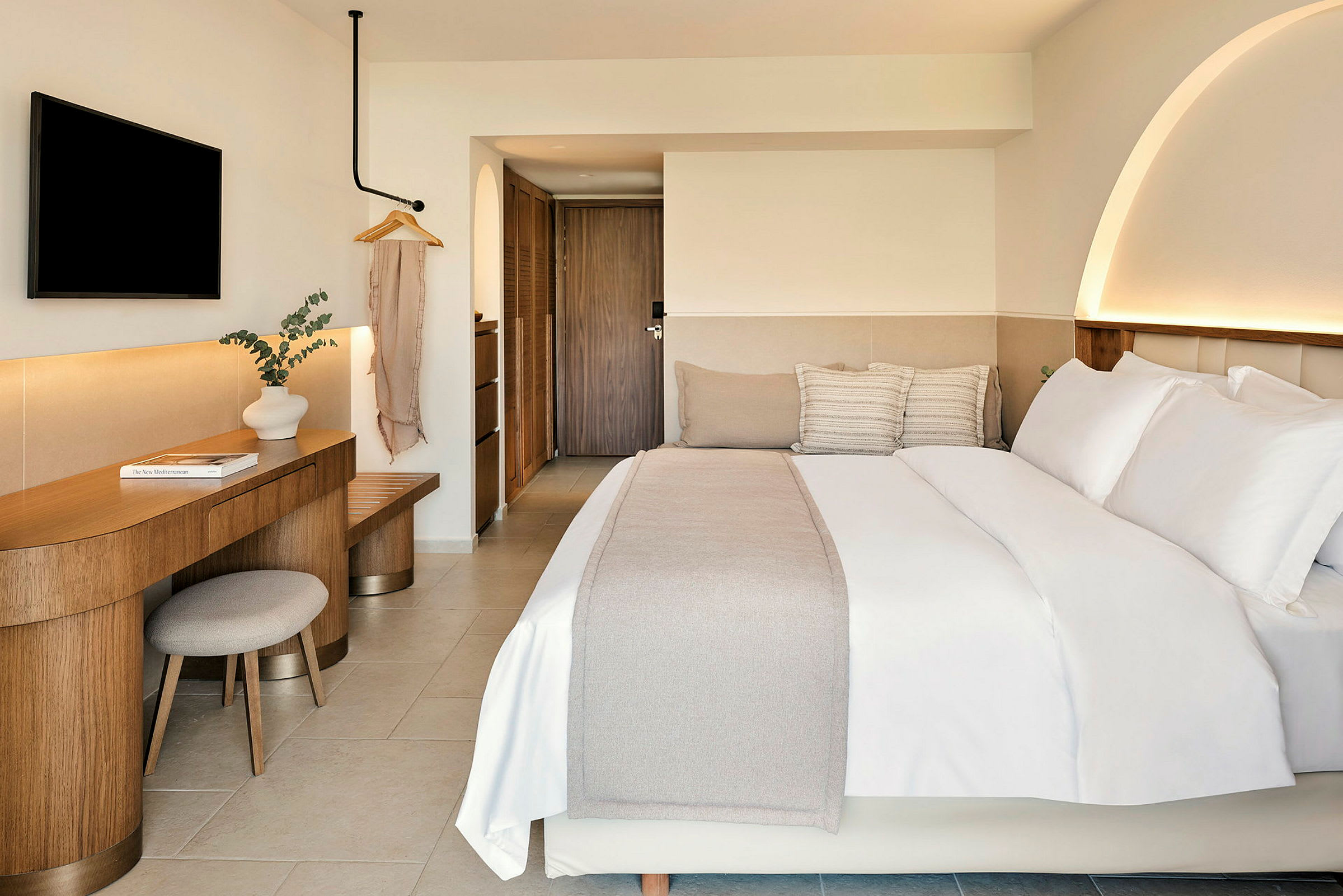 Ett hotellrum med modern inredning, en stor säng, skrivbord och dekoration. (AI-genererad text)