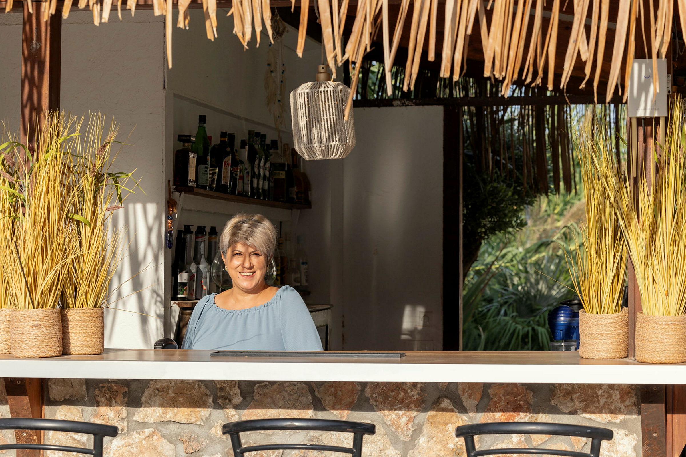 En bartenders station med en naturlig inredning. (AI-genererad text)