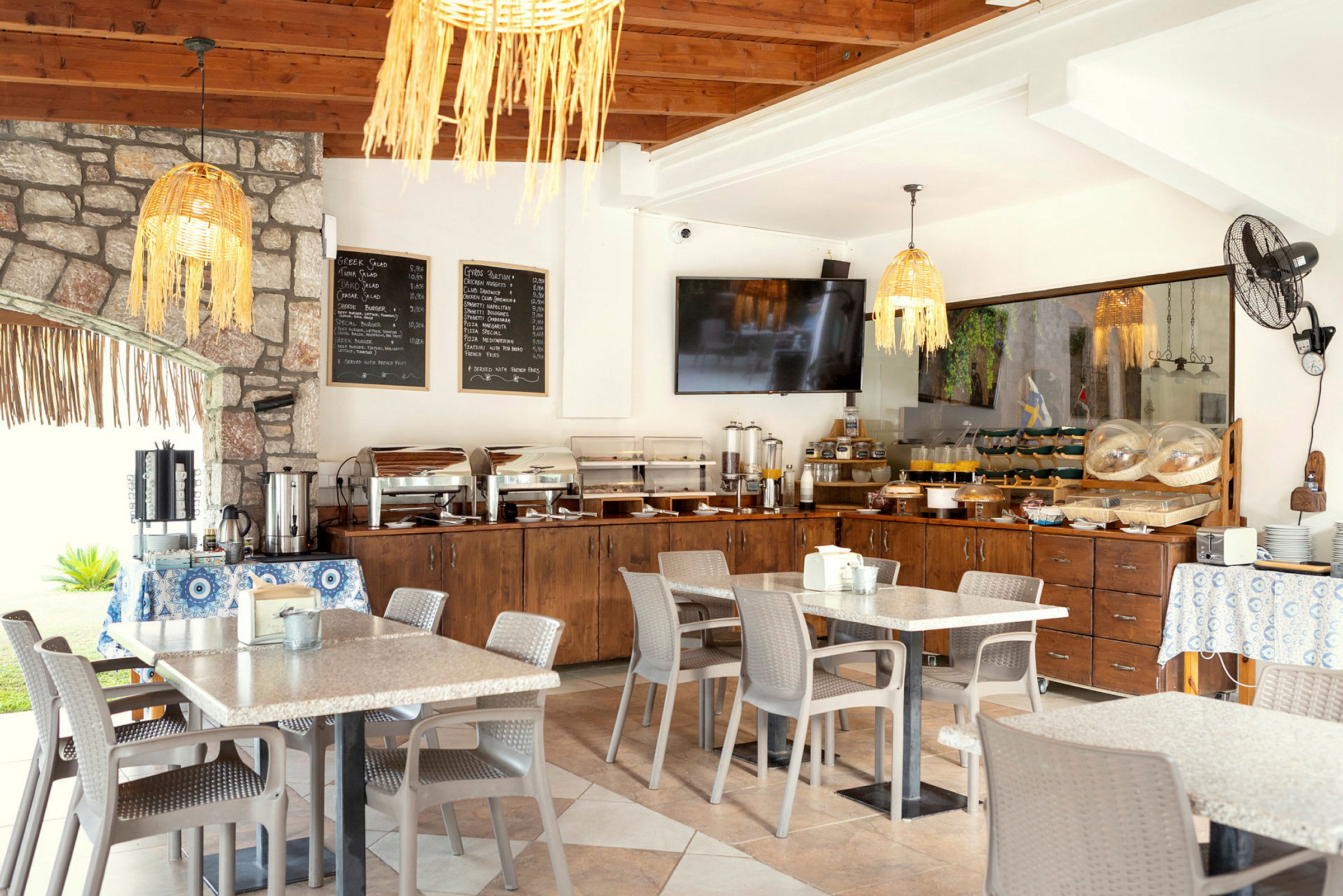 Frukostbuffé i en ljus restaurang med dukade bord. (AI-genererad text)