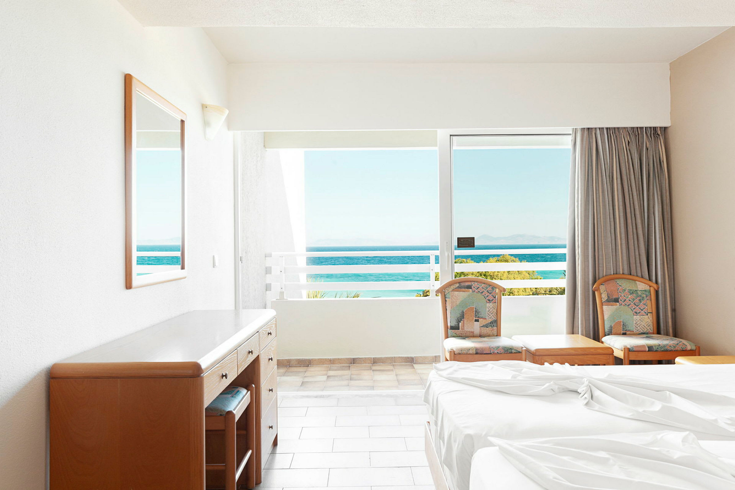 Hotellrum med utsikt över havet. (AI-genererad text)