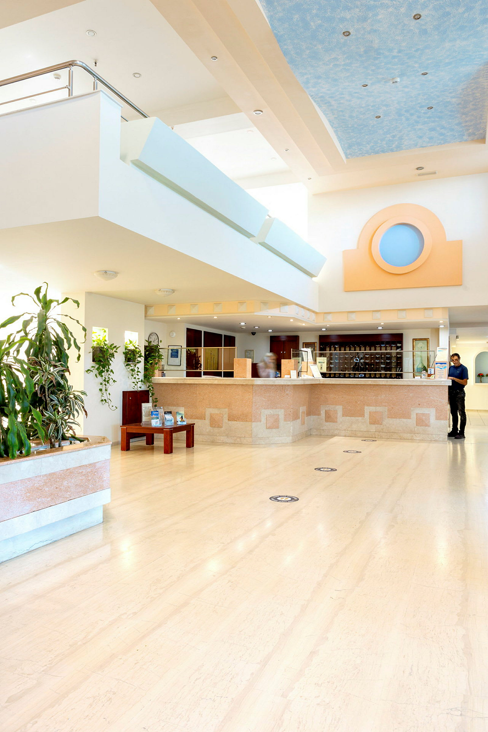 Lobbyyta med reception, växter och inredningsdetaljer. (AI-genererad text)
