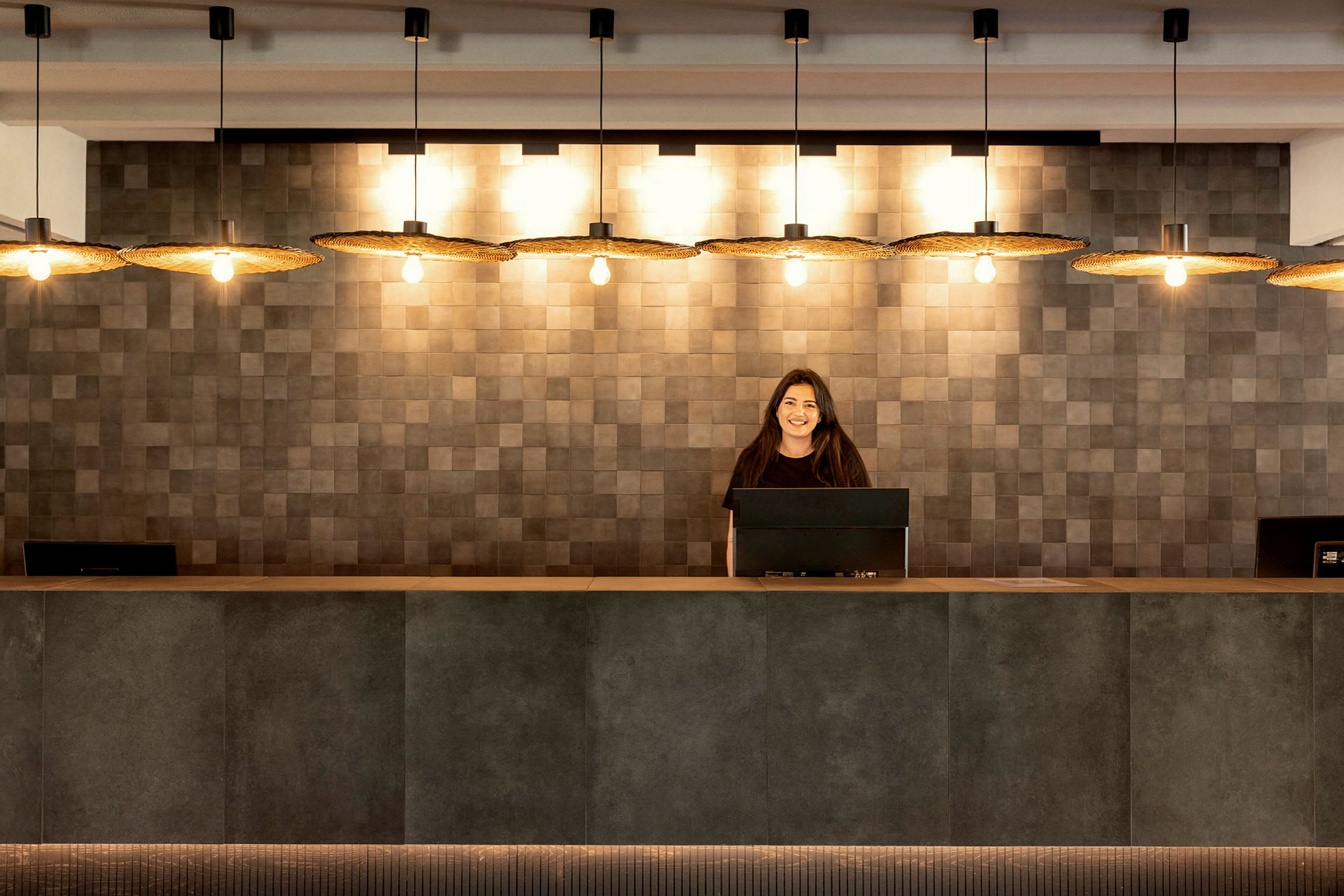 Reception med modern design och belysning. (AI-genererad text)