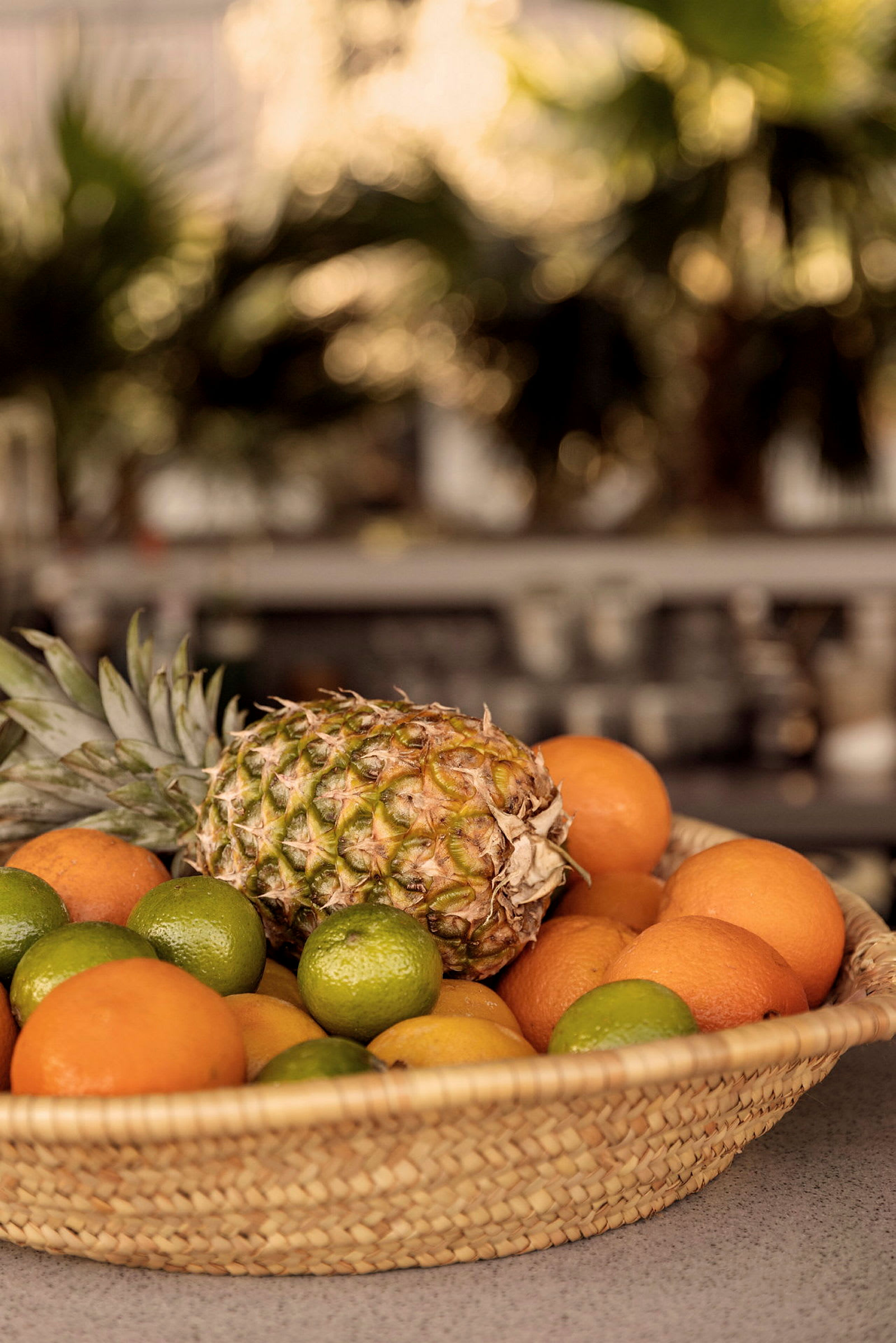 En korg med färska citrusfrukter och ananas. (AI-genererad text)