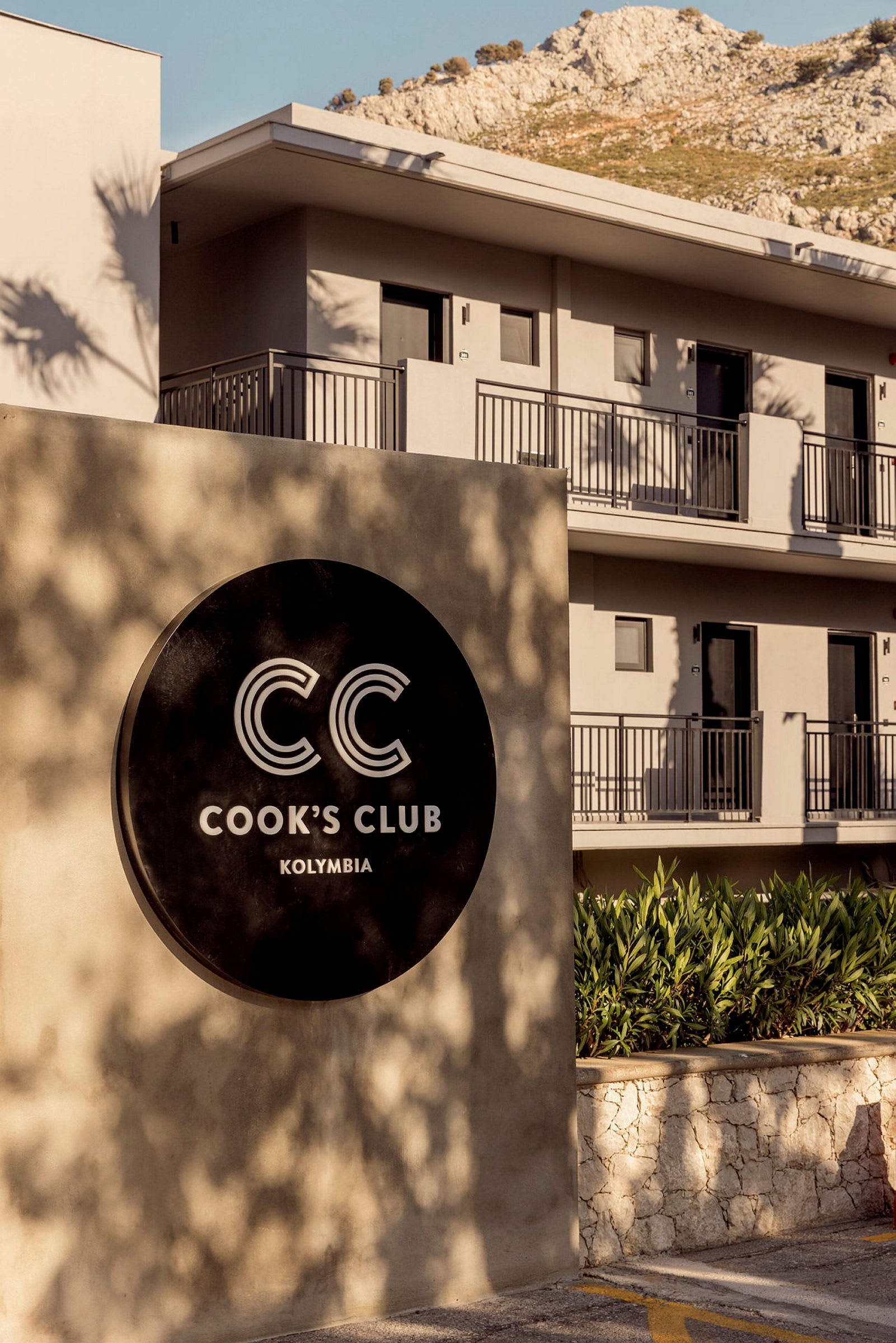 Cook's Club Kolymbia med modern byggnadsdesign. (AI-genererad text)