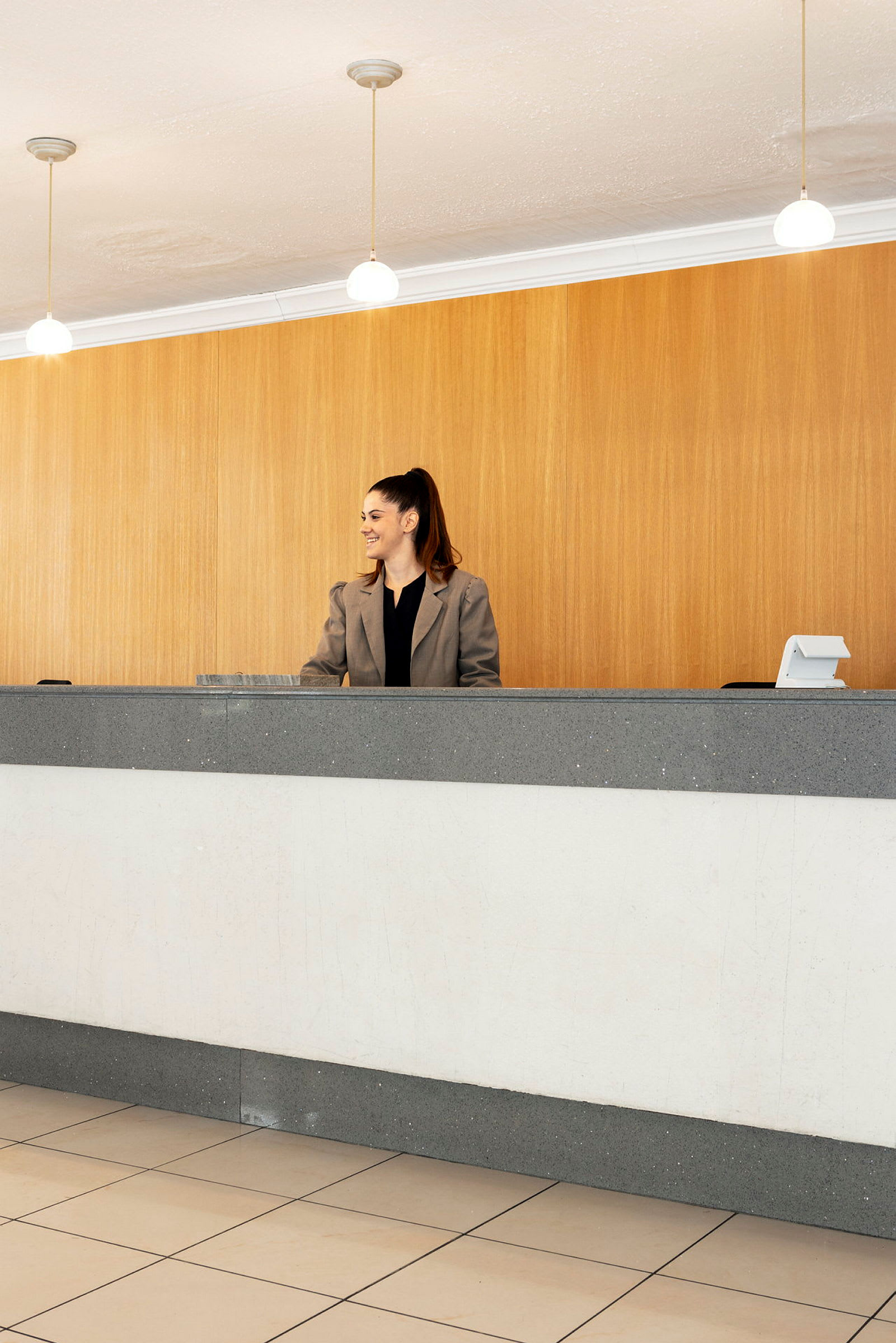 Reception med en disk och träpanel bakom. (AI-genererad text)