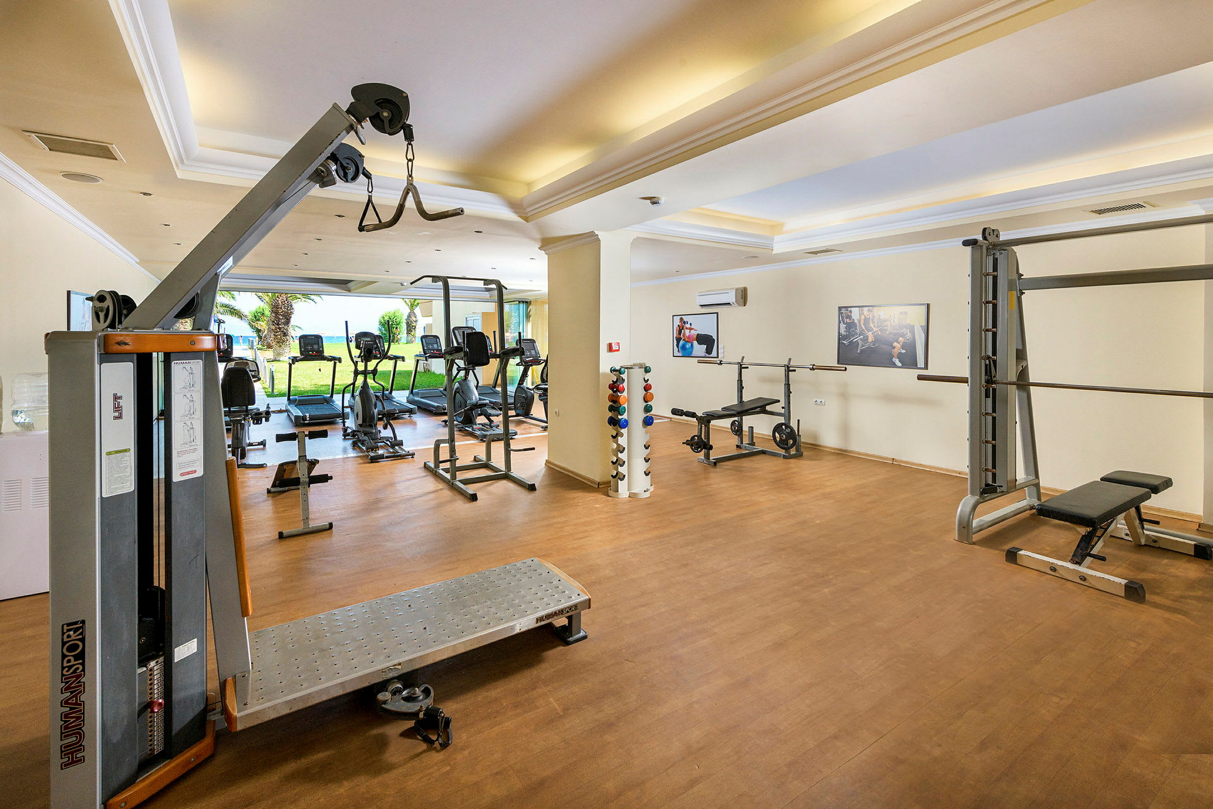 Gym med träningsmaskiner och vikter. (AI-genererad text)