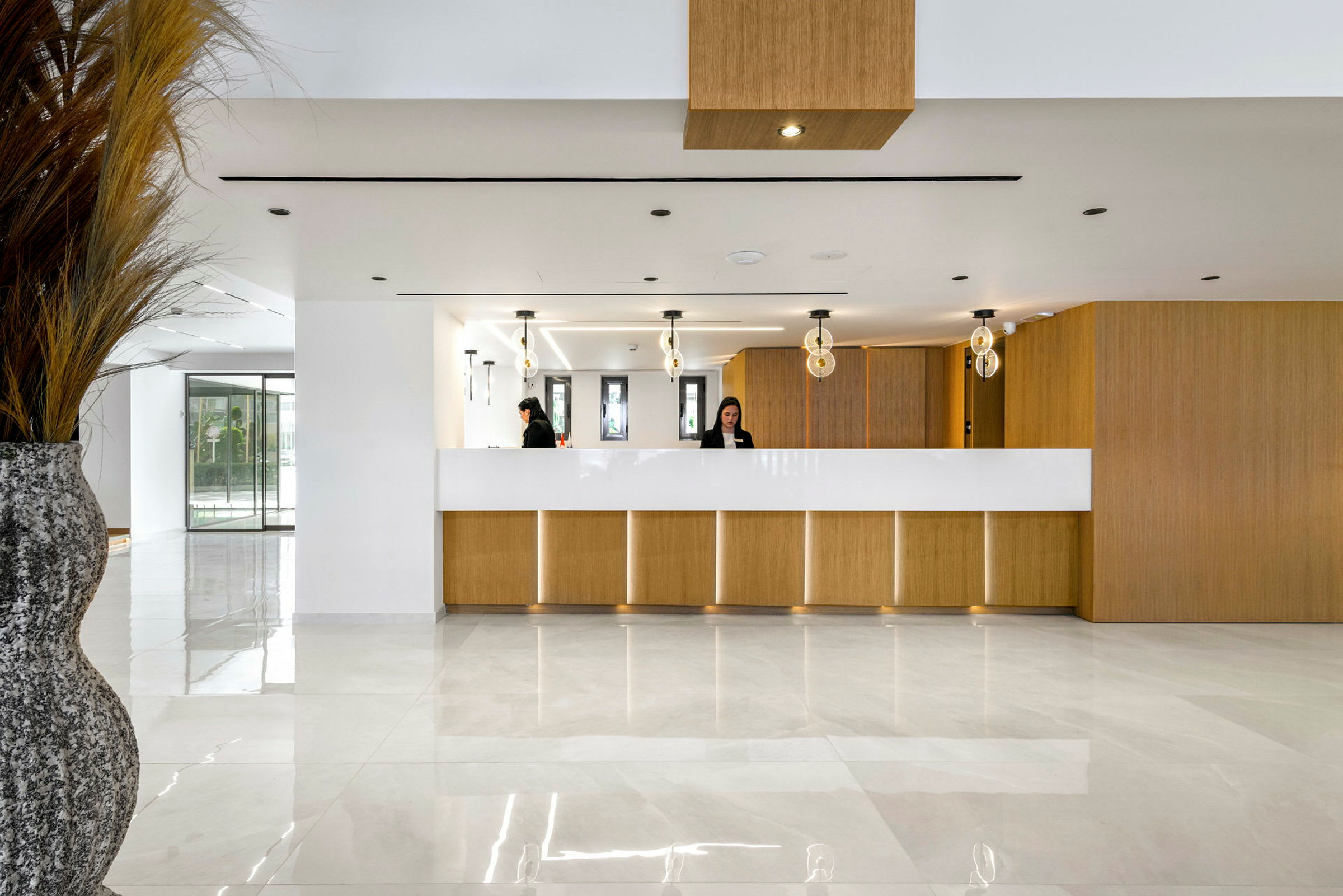 Reception i hotell med marmorgolv och minimalistisk inredning. (AI-genererad text)