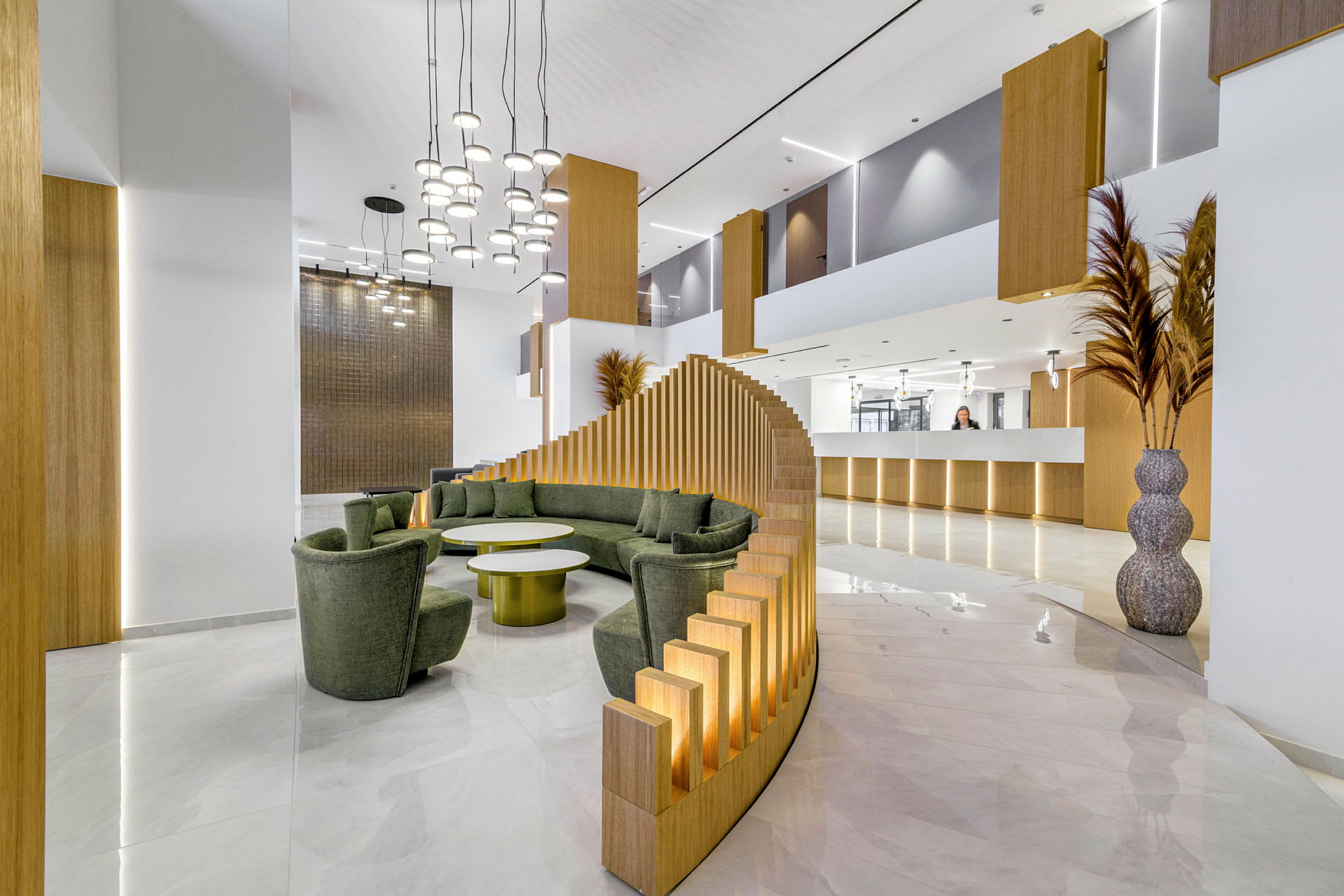 Hotellobby med modern inredning, gröna sittmöbler och elegant receptionsdisk. (AI-genererad text)