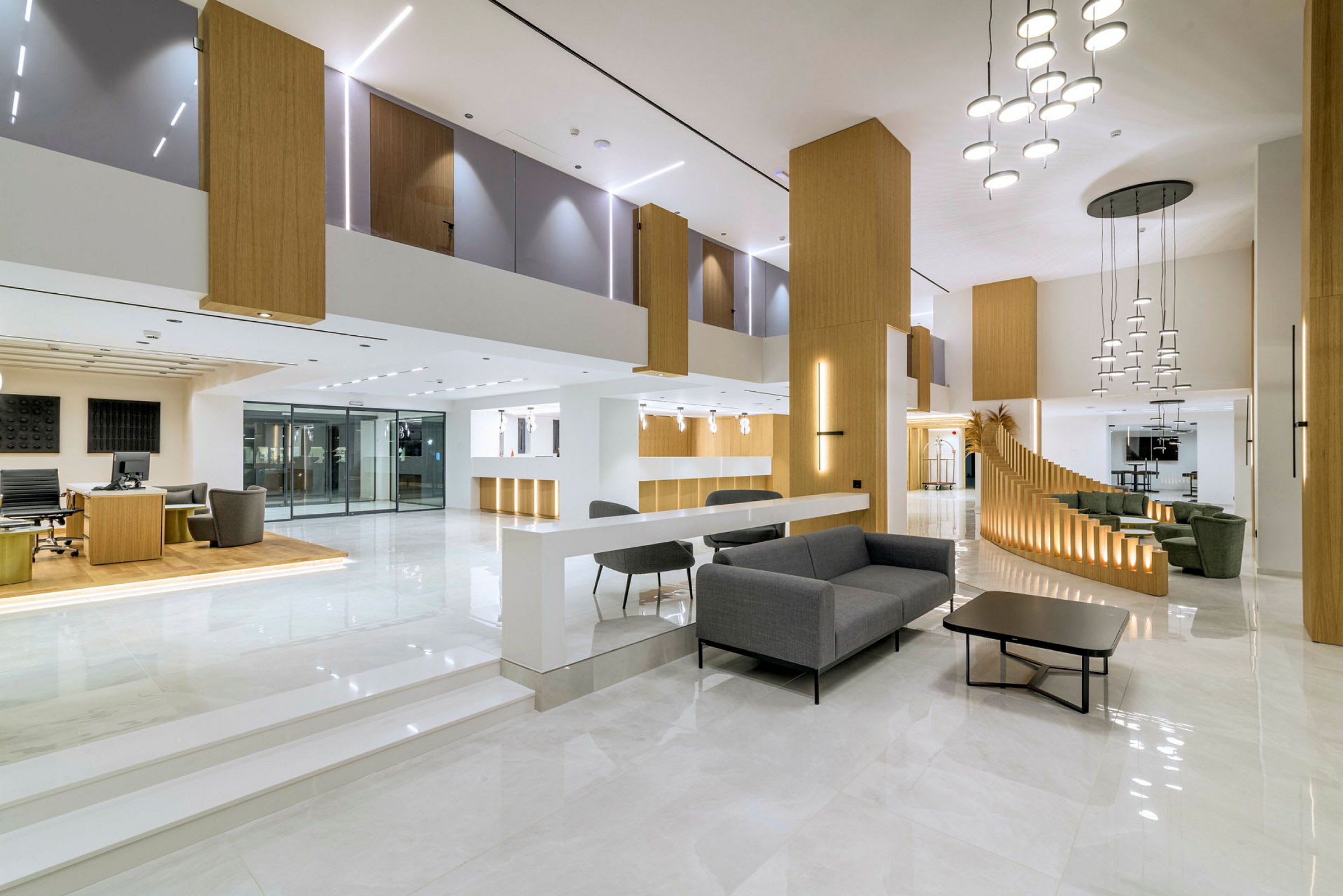Ett modernt hotellobbyområde med sittplatser och reception. (AI-genererad text)