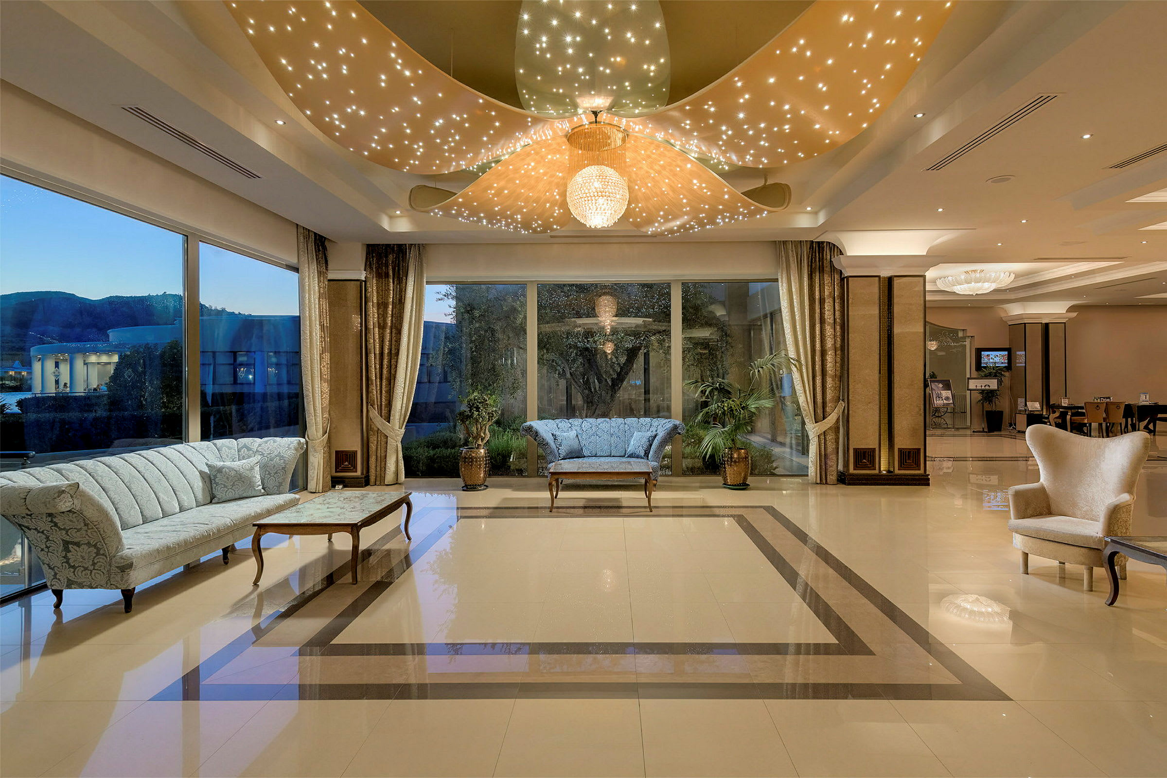 Elegant lobby med soffor och stora fönster. (AI-genererad text)