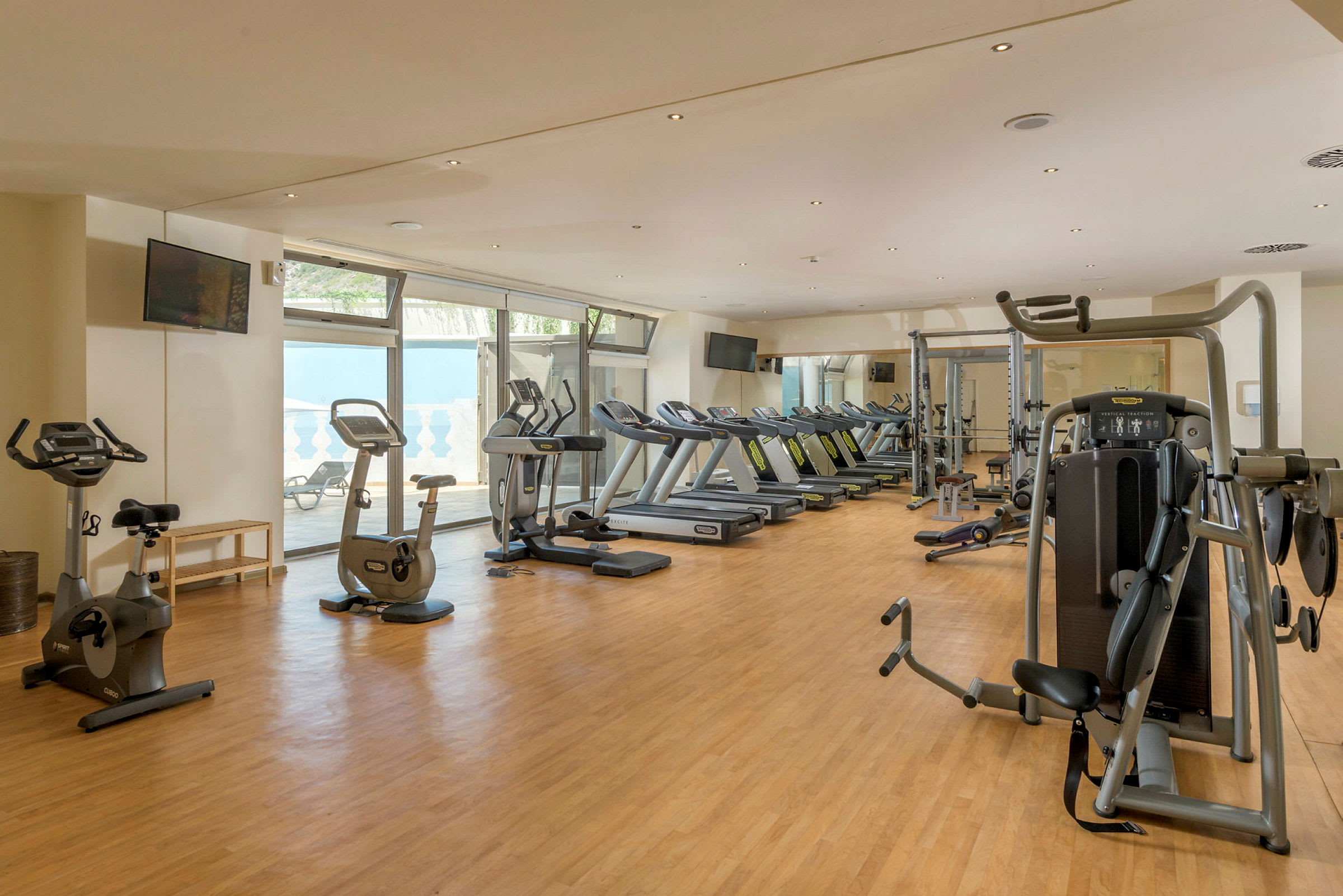 Bild av ett gym med träningsmaskiner och löpband. (AI-genererad text)