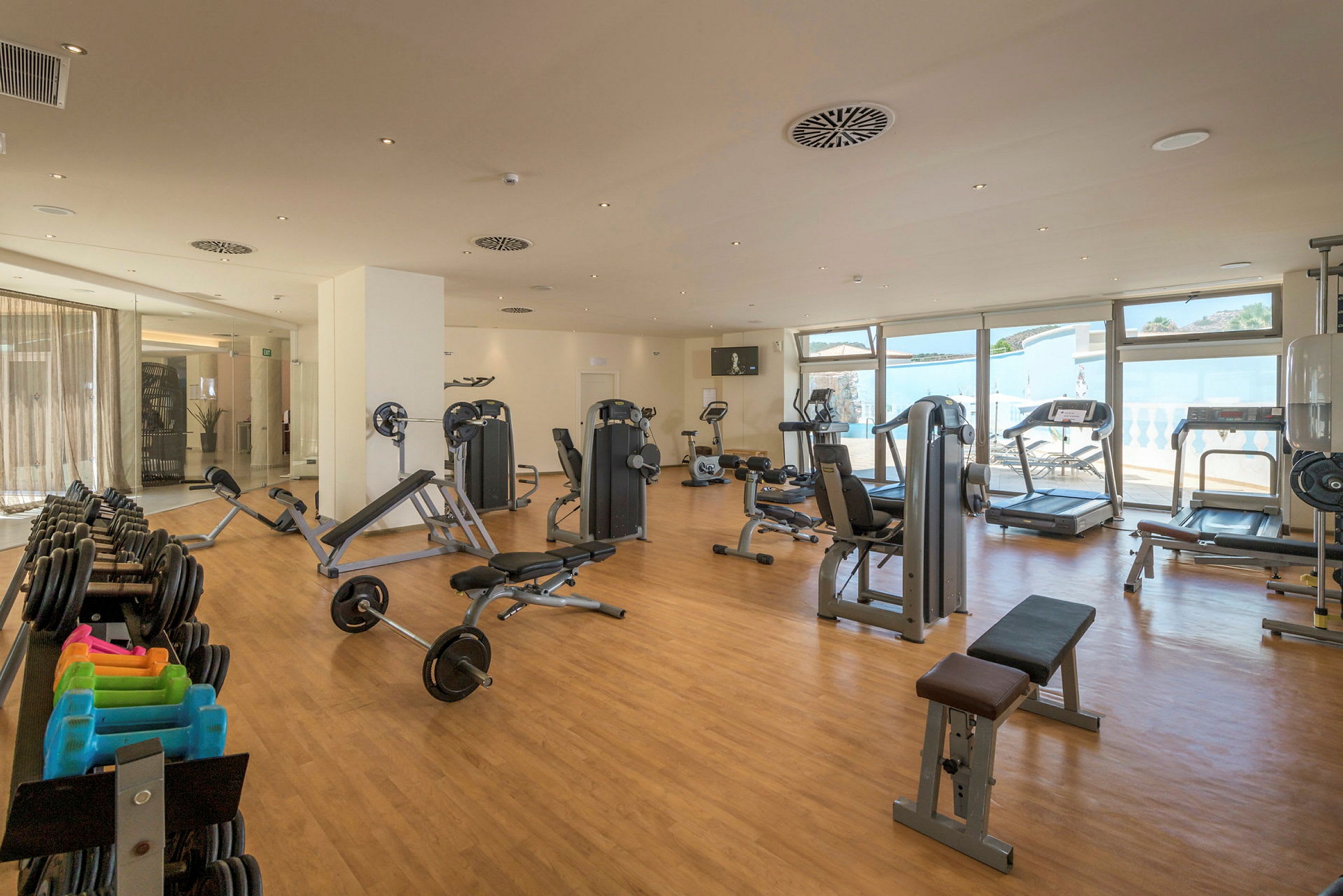 Ett gym med träningsmaskiner, vikter och löpband. (AI-genererad text)
