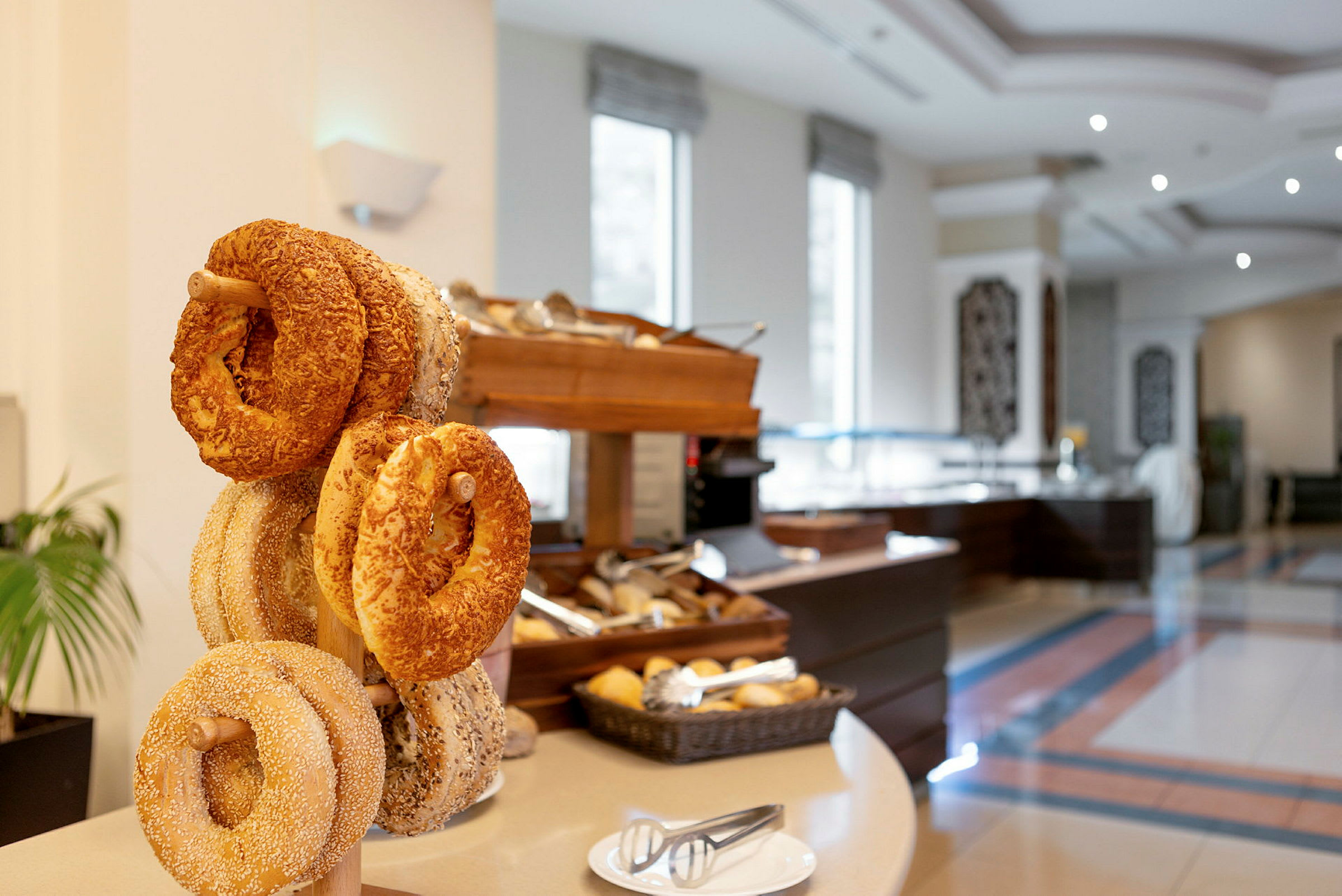 Brödringar med olika toppings på en pinne, del av en hotellfrukostbuffé. (AI-genererad text)