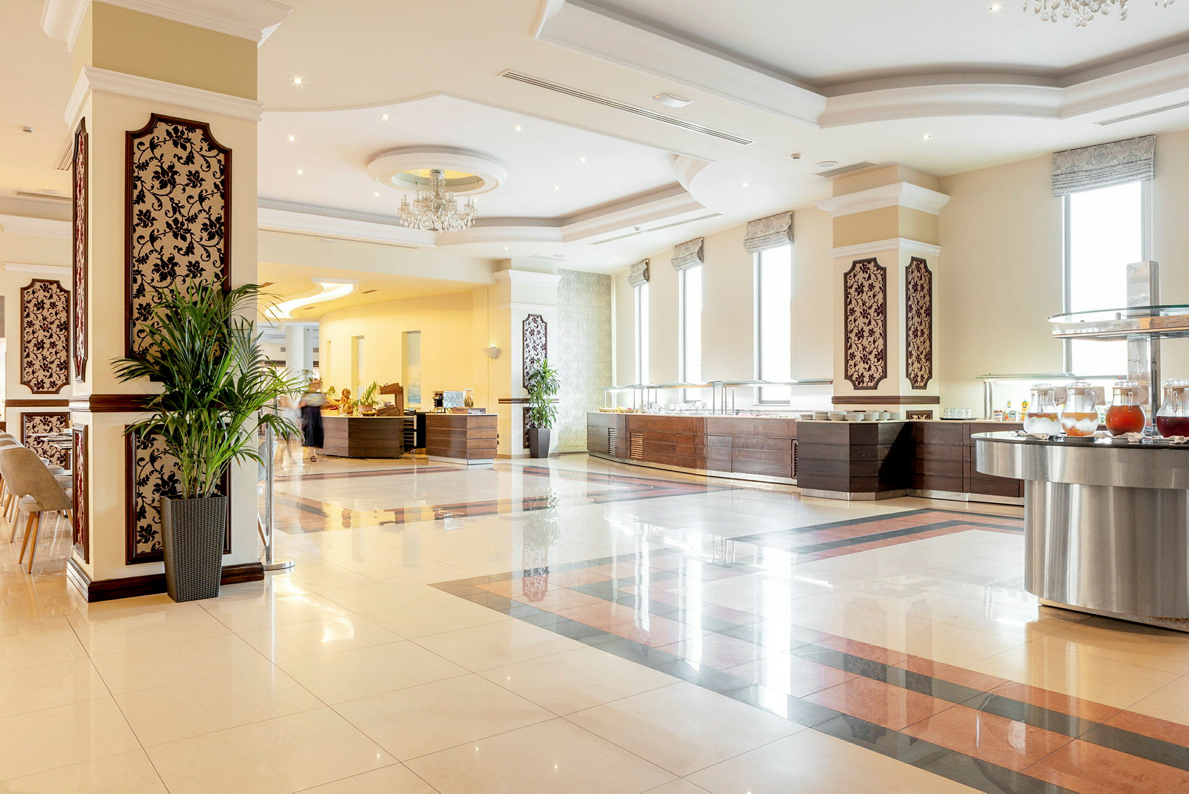 En bufféservering i en rymlig och elegant hotellmatsal. (AI-genererad text)