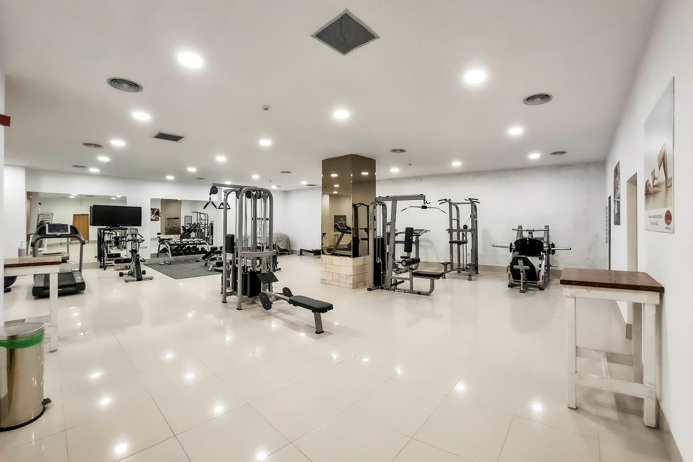 Gym med träningsmaskiner och vikter. (AI-genererad text)