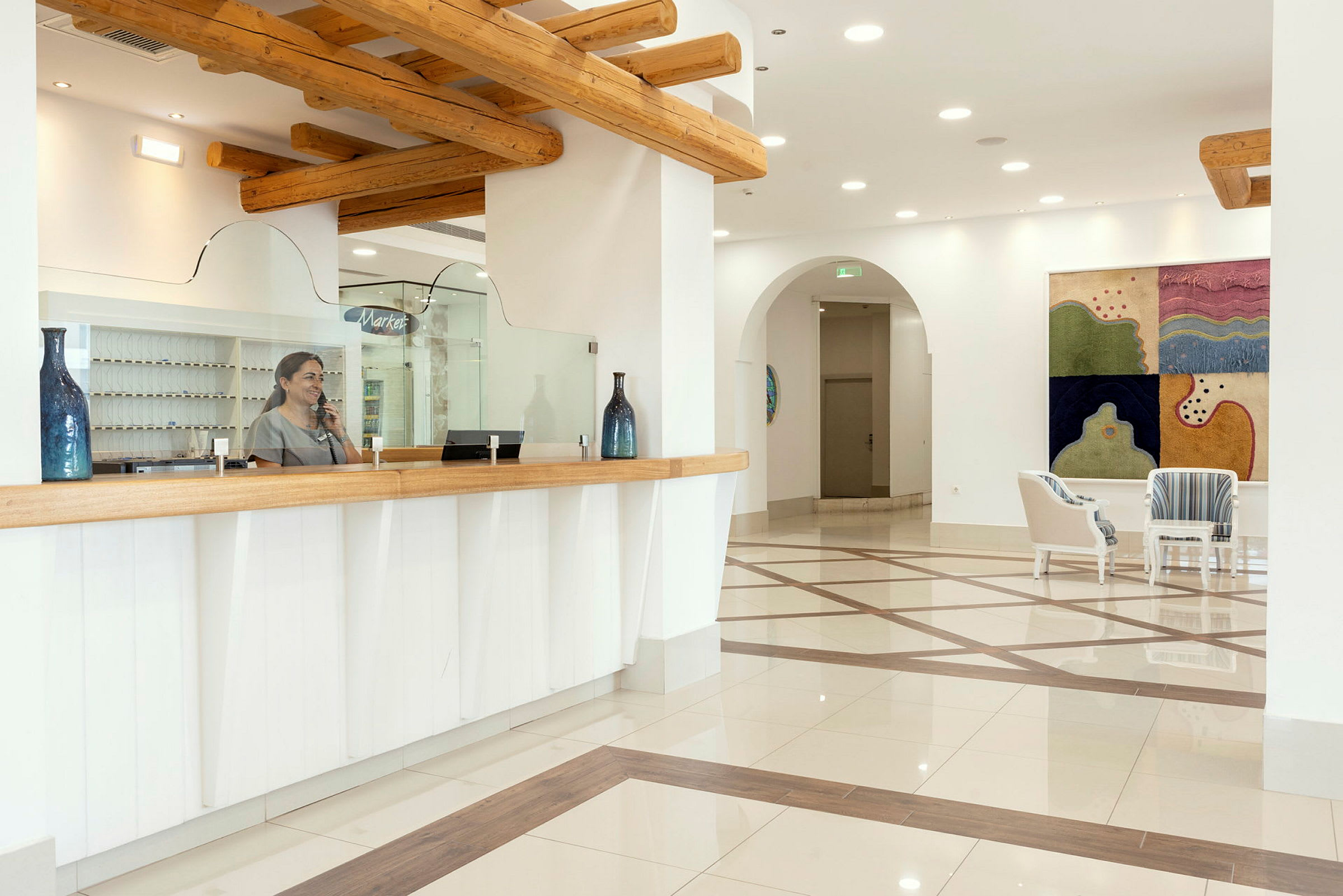 Reception med glasfront, trämöbler och dekorationer i en hotellobby. (AI-genererad text)