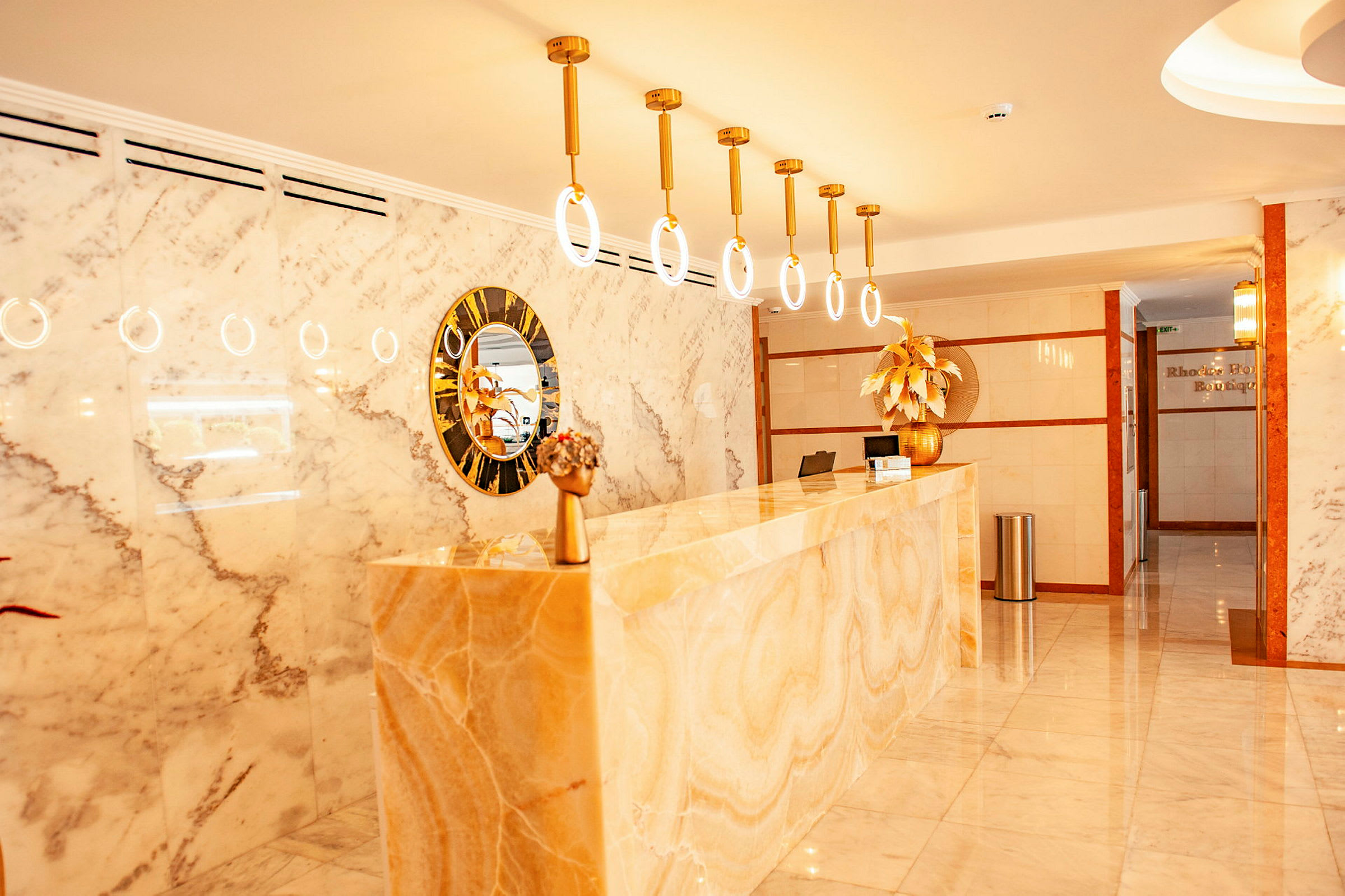 Reception i en elegant lobby med marmordekor och gulddetaljer. (AI-genererad text)