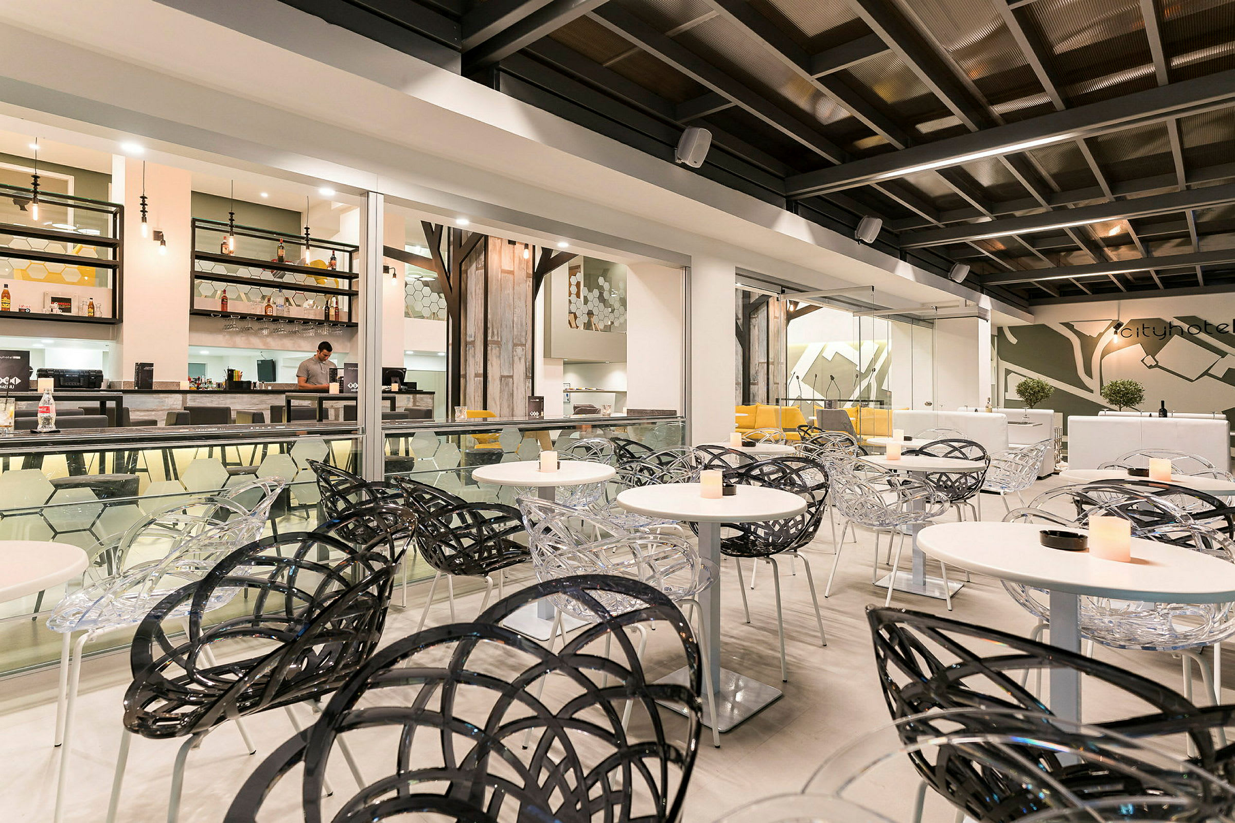 Modern caféinredning med designstolar och bord, bakgrund med en bar och dekorativa element. (AI-genererad text)