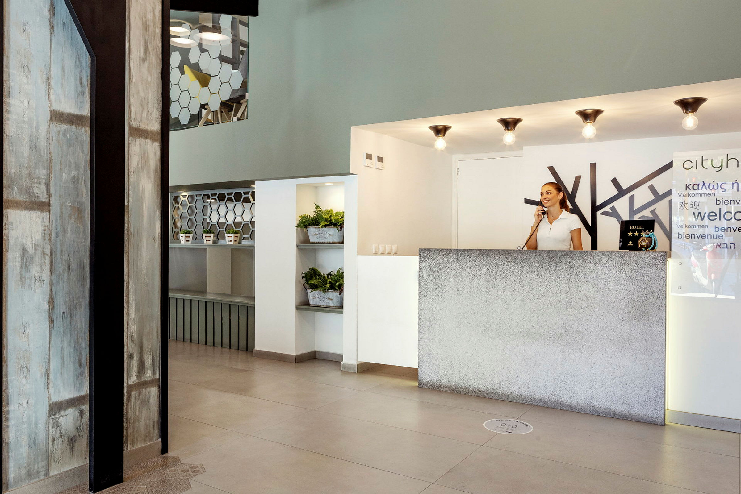 Hotellreception med modern inredning och växter. (AI-genererad text)