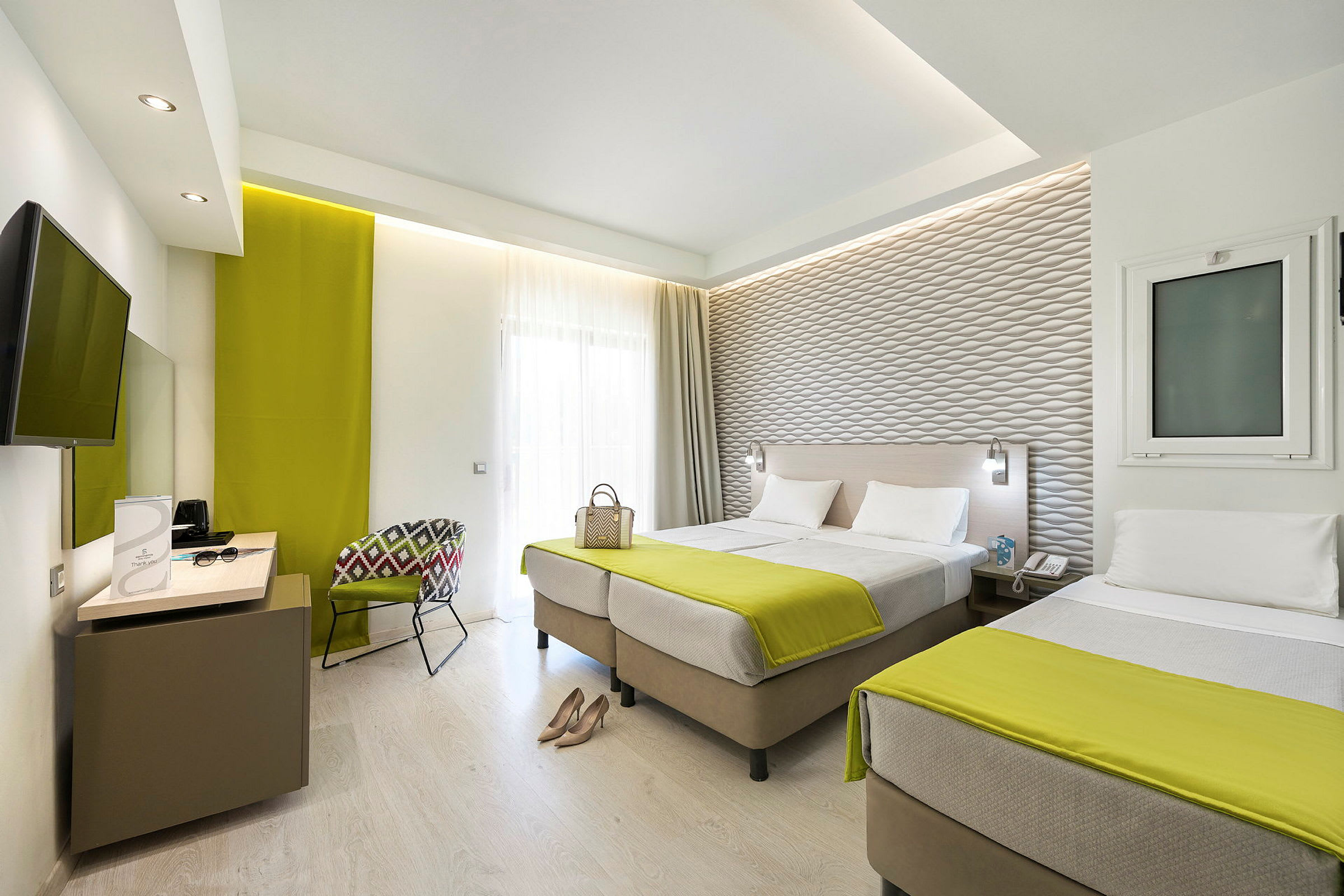 Hotellrum med två enkelsängar och modern inredning. (AI-genererad text)
