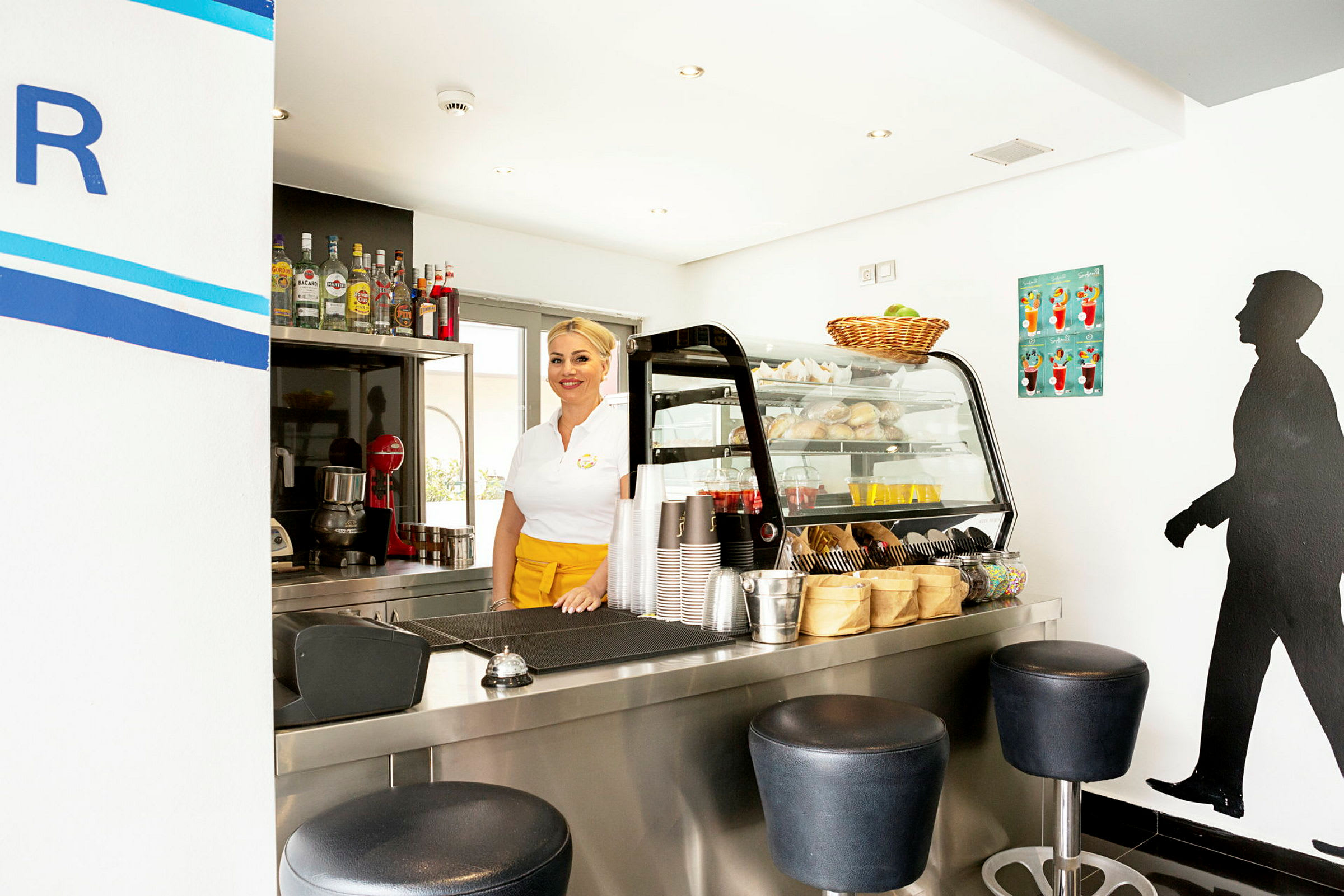 Interiör av en cafédisk med ett utbud av matvaror och drycker. (AI-genererad text)