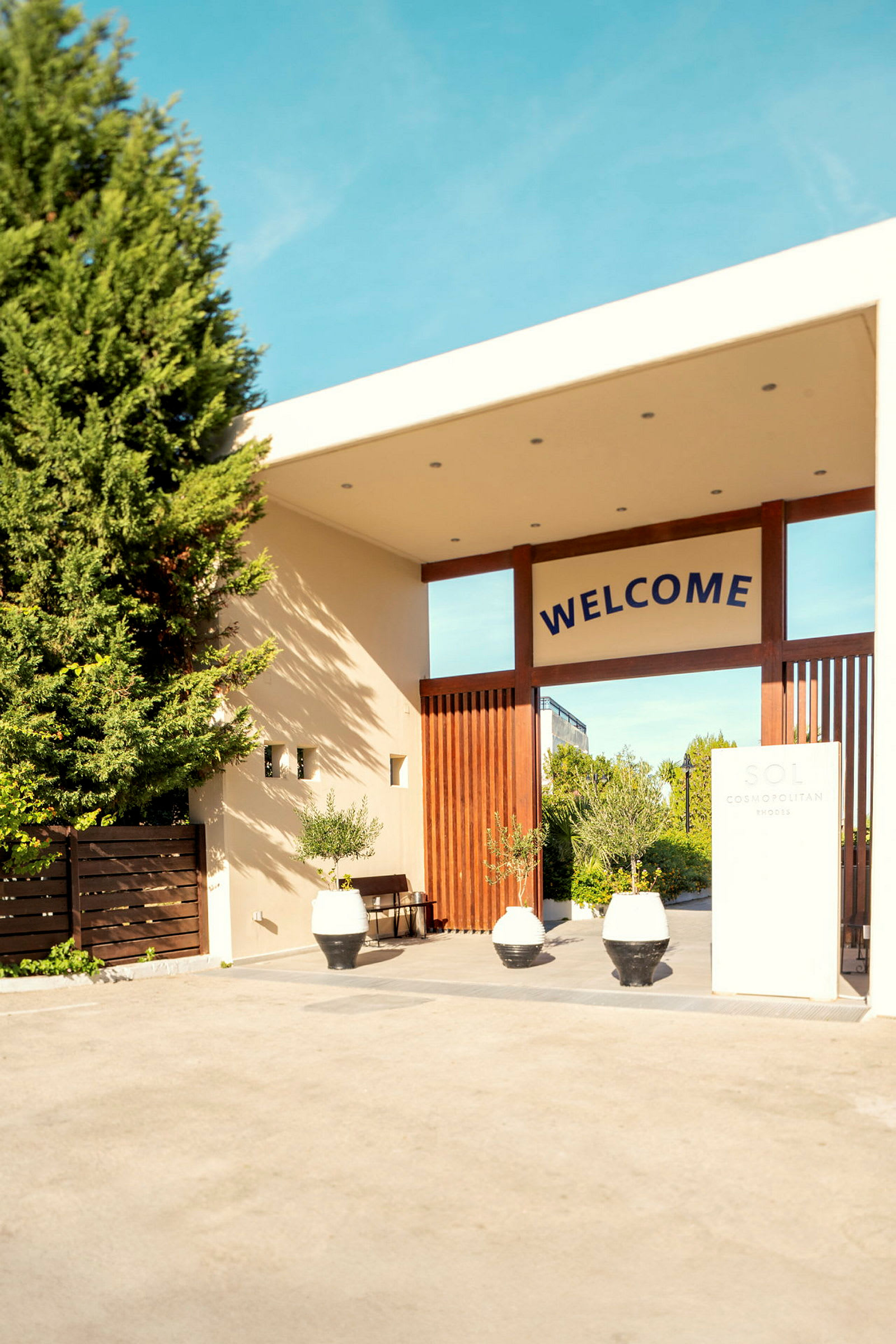 Bild av en hotellentré med skylten 'Welcome'. (AI-genererad text)