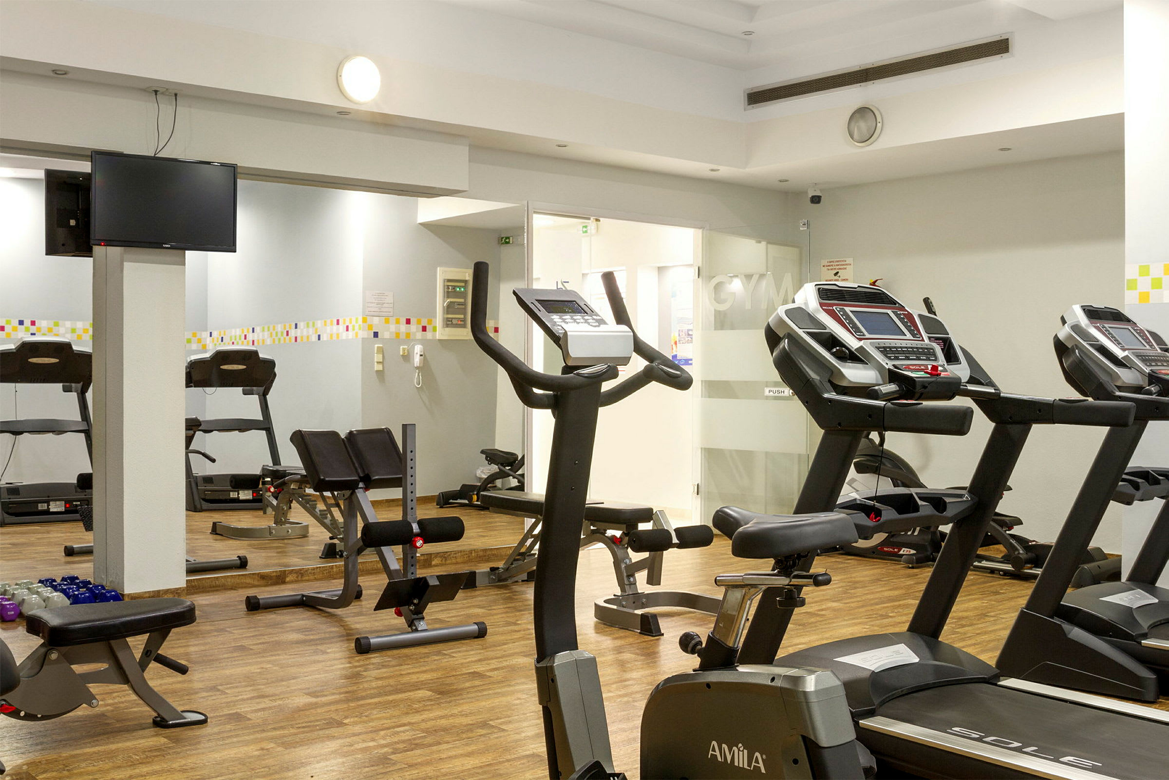Ett gym med träningsmaskiner och vikter. (AI-genererad text)