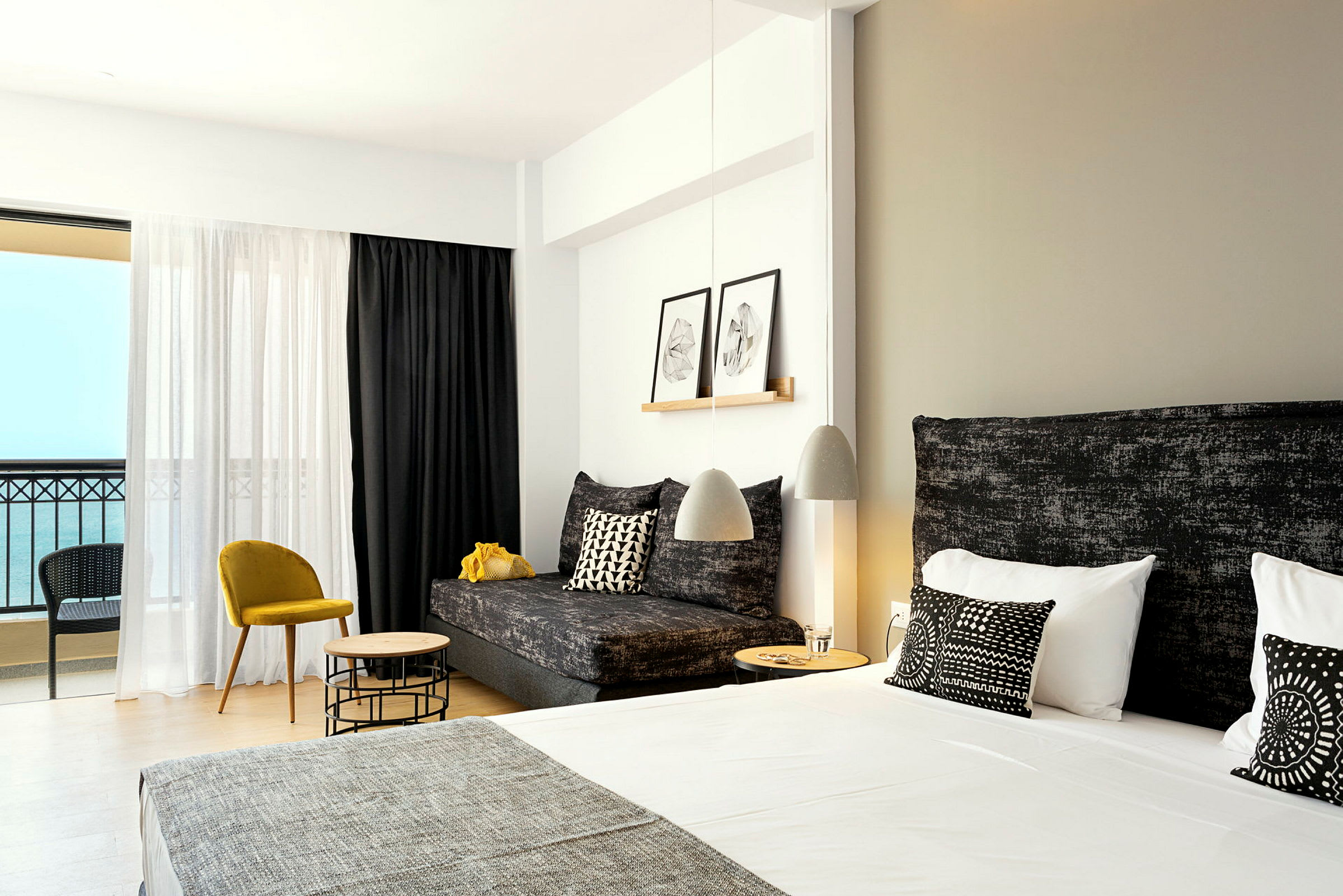 Ljusa och moderna hotellrum med dubbelsäng och vardagsrumsmöbler. (AI-genererad text)
