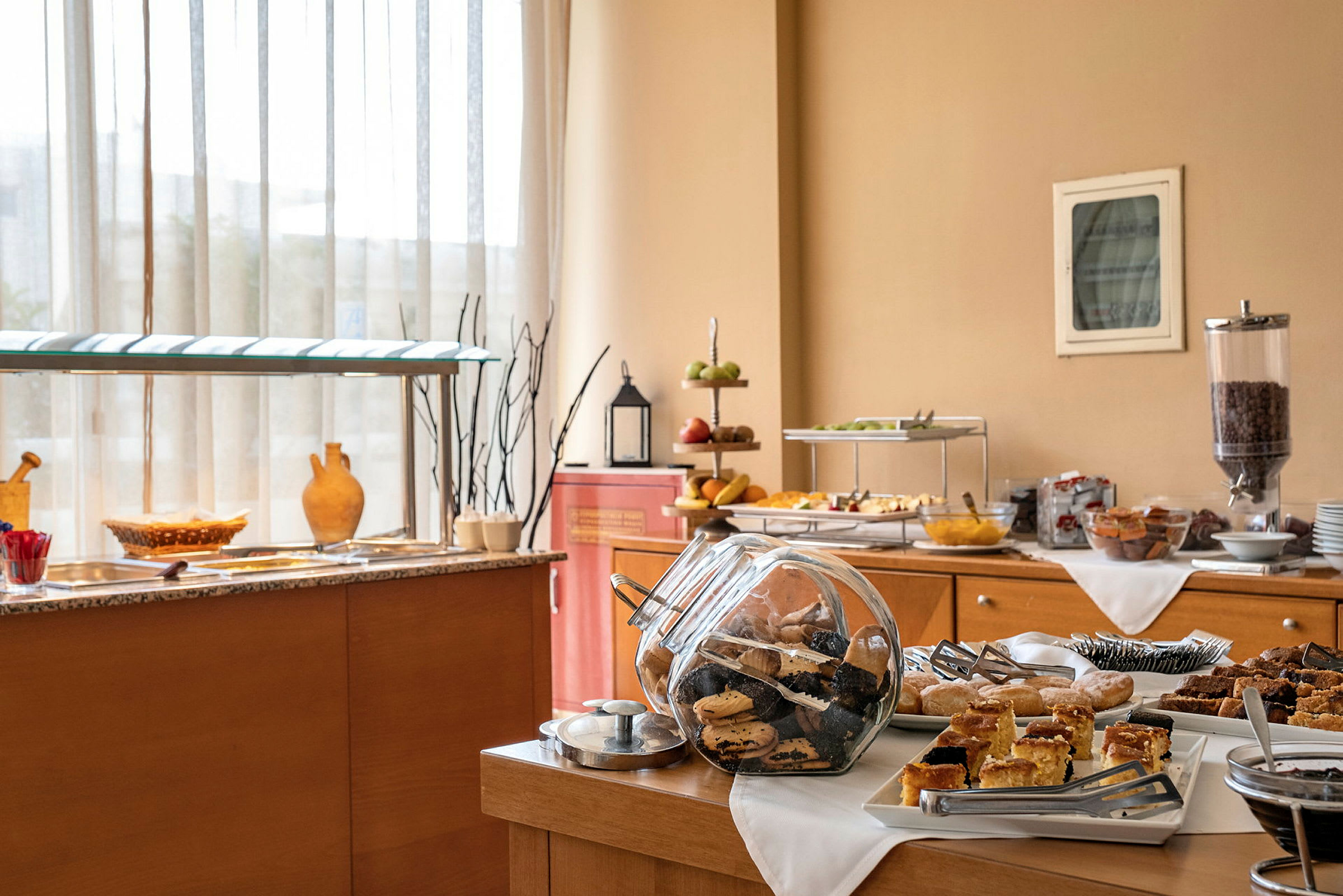Ett buffébord med olika bakverk och frukostalternativ. (AI-genererad text)