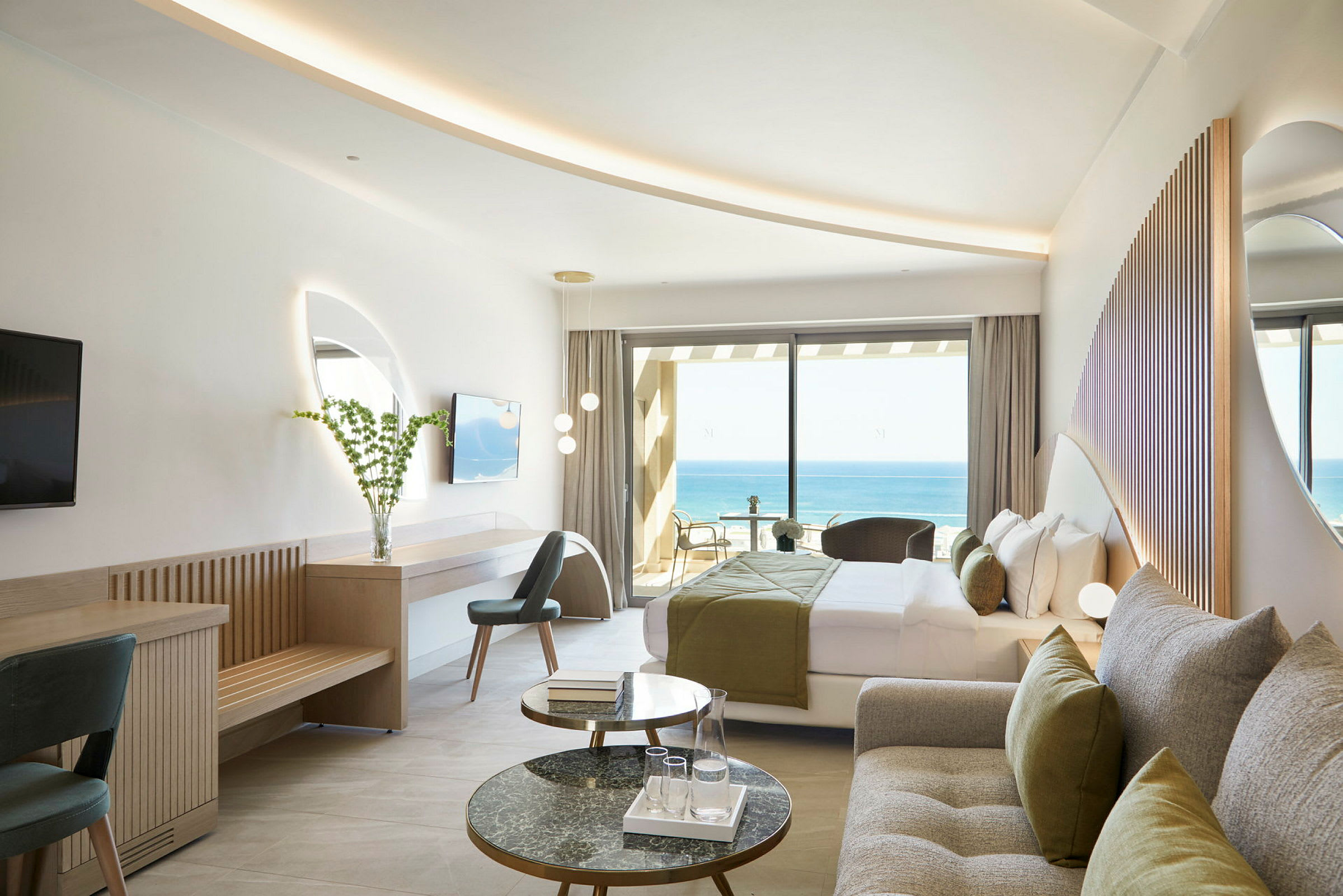 Ett hotellrum med modern inredning och utsikt över havet. (AI-genererad text)