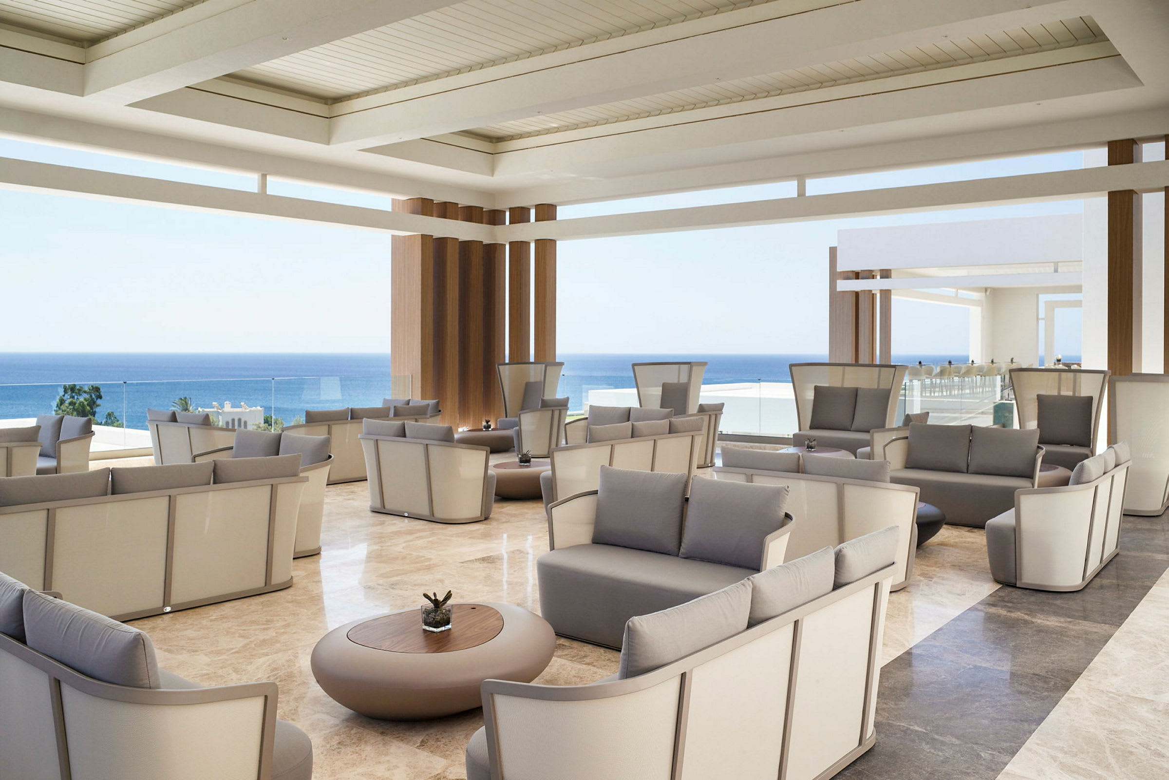 En rymlig lounge med modern design och utsikt över havet. (AI-genererad text)