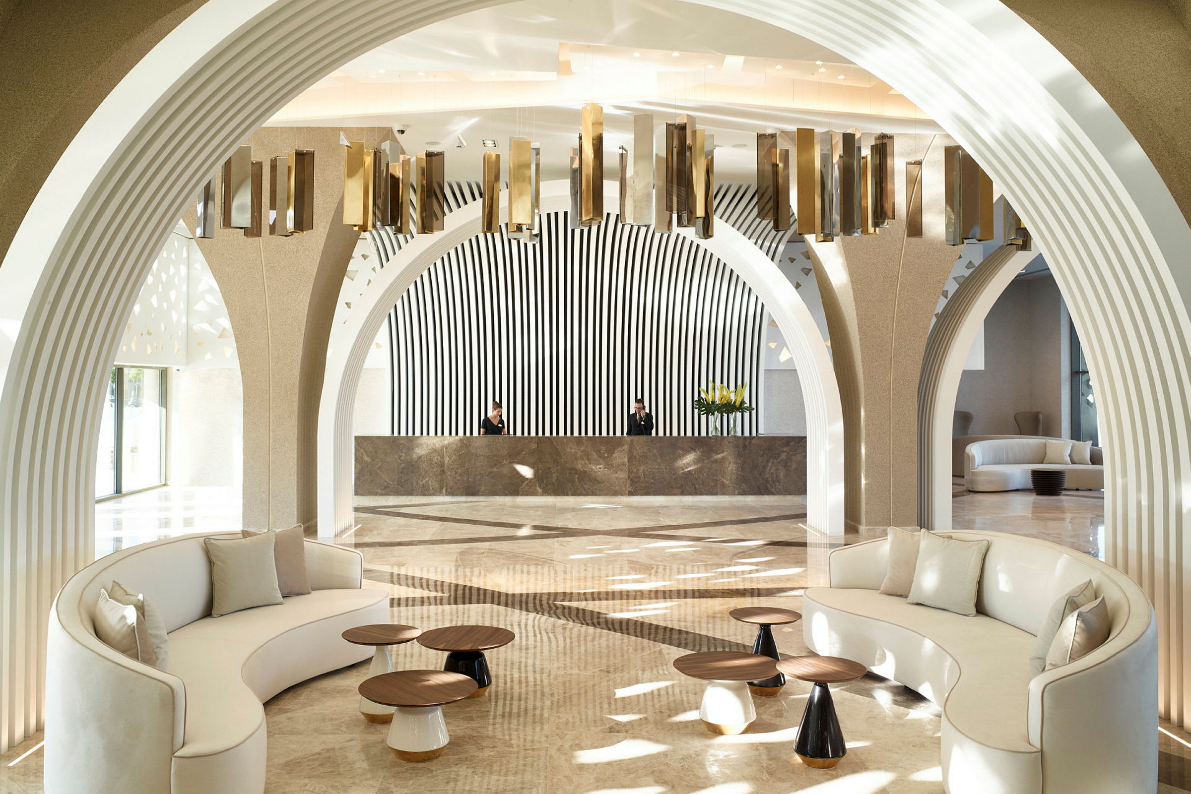 Modernt hotellreception med soffor, soffbord och dekorativa arkitektoniska detaljer. (AI-genererad text)