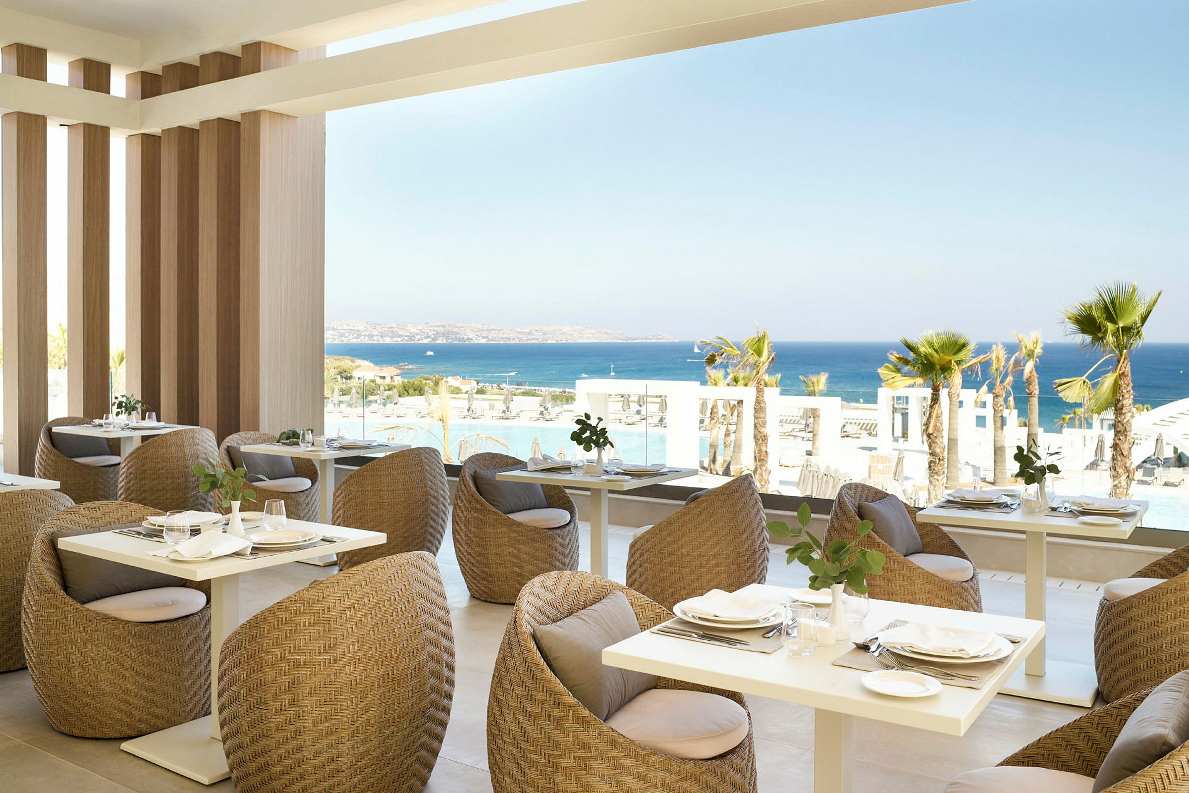 Bild på en strandnära restaurang med utsikt över havet. (AI-genererad text)