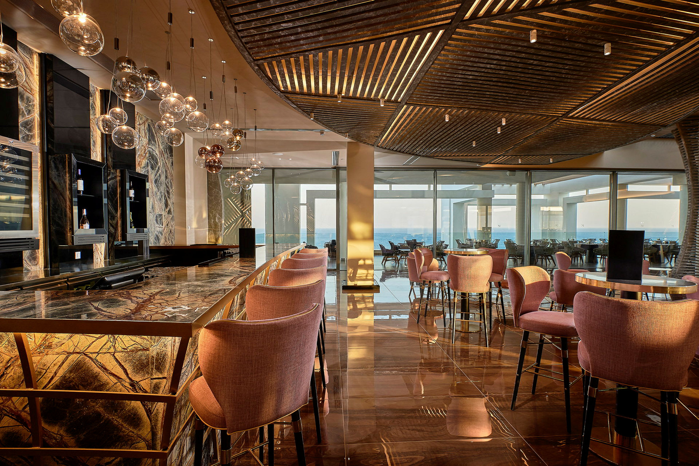 En elegant lounge med marmorbord och rosa stolar. (AI-genererad text)
