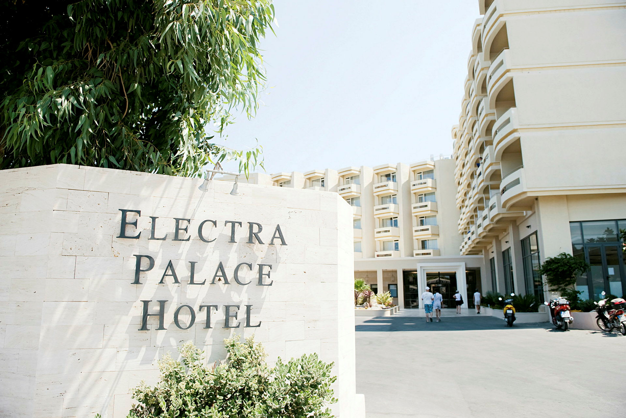 Hotellfasad med skylten 'Electra Palace Hotel' framför. (AI-genererad text)