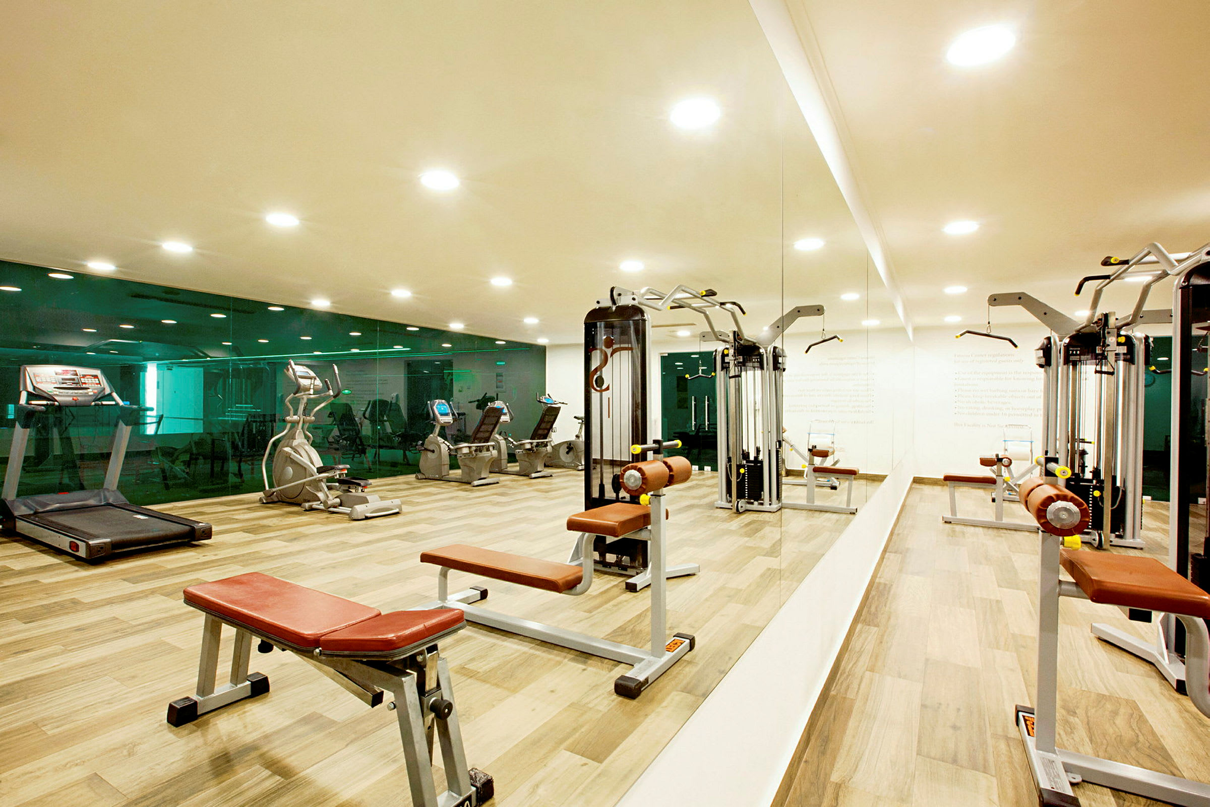Ett gym med träningsmaskiner och spegelvägg. (AI-genererad text)