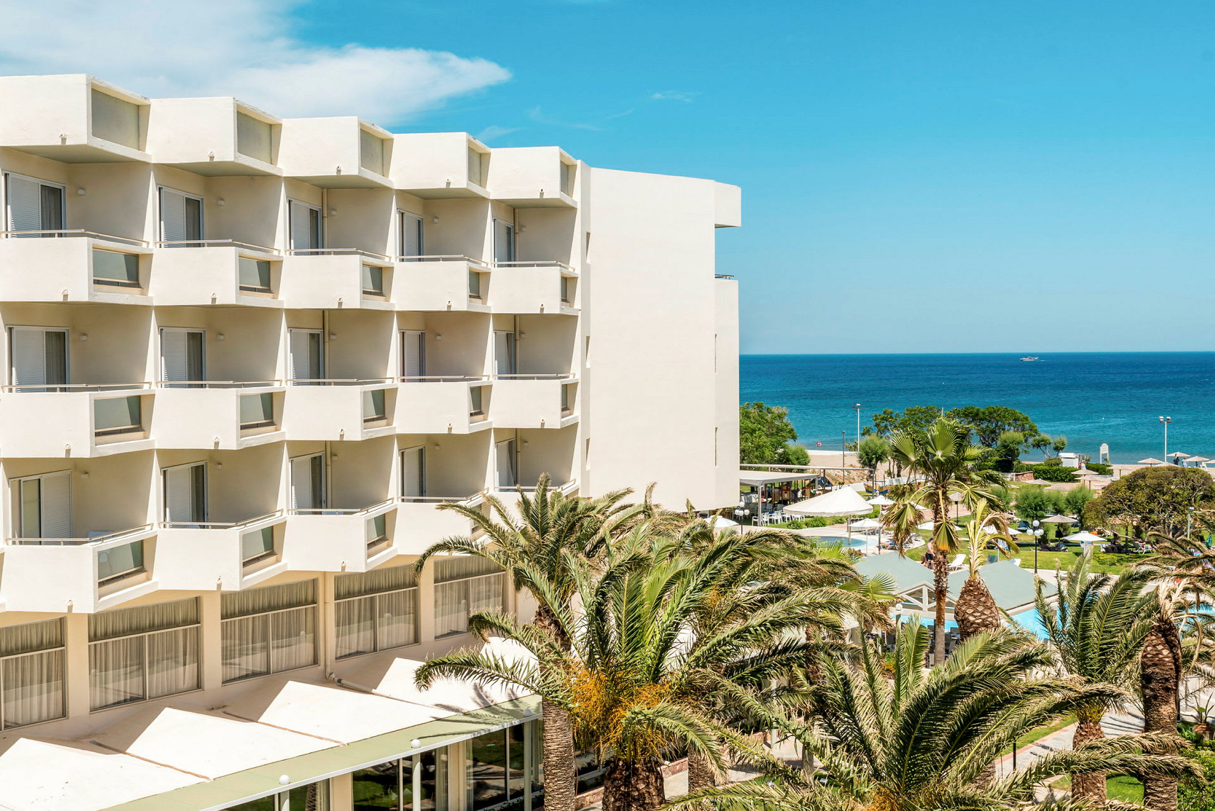 Hotell med balkonger nära stranden och havet. (AI-genererad text)
